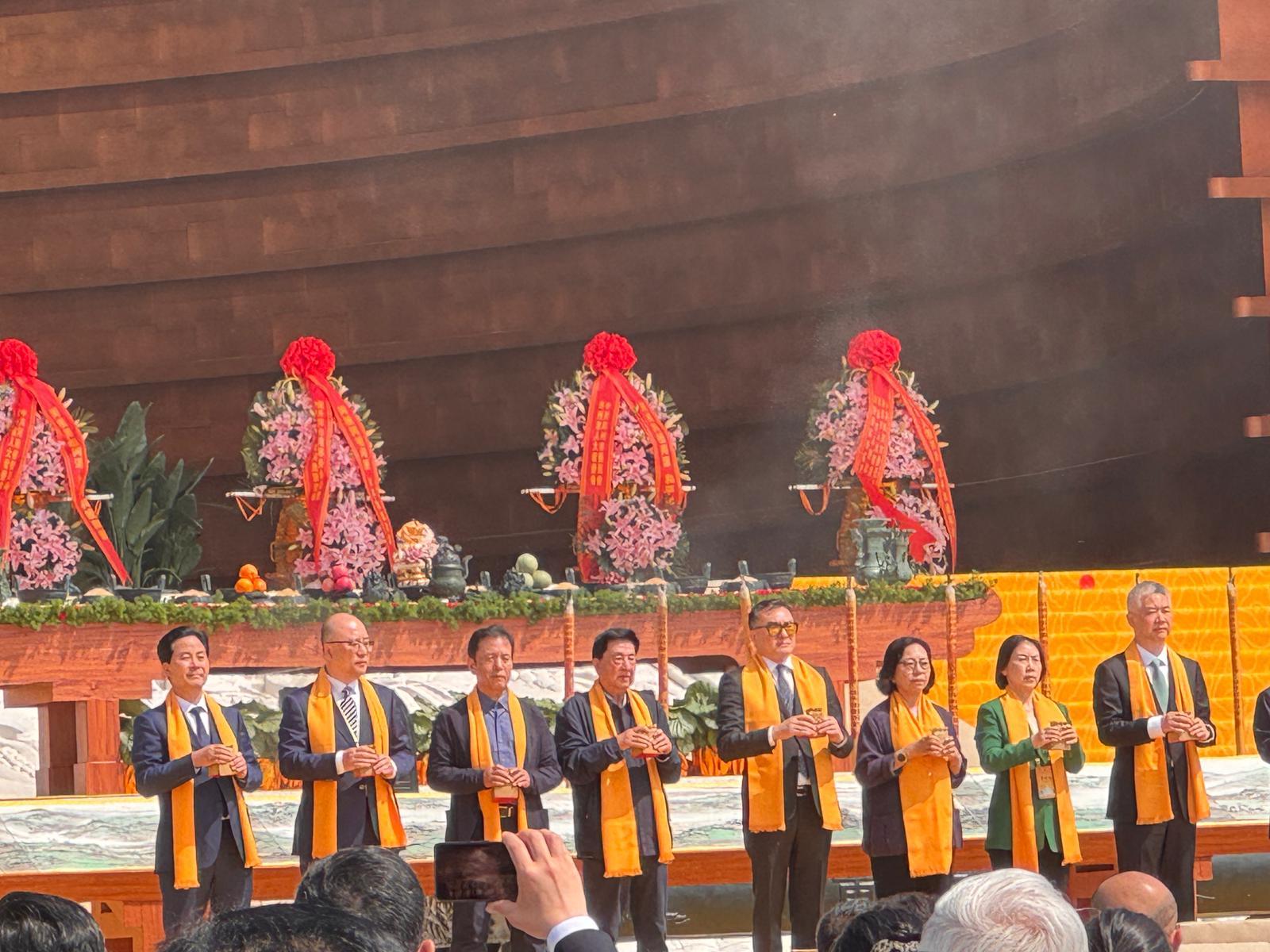 The Secretary for Home and Youth Affairs, Miss Alice Mak (third right), today (April 19) attended the Ancestor Worship Ceremony of the Yellow Emperor in the Year of Bingwu in Zhengzhou in Henan Province on behalf of the Hong Kong Special Administrative Region Government.