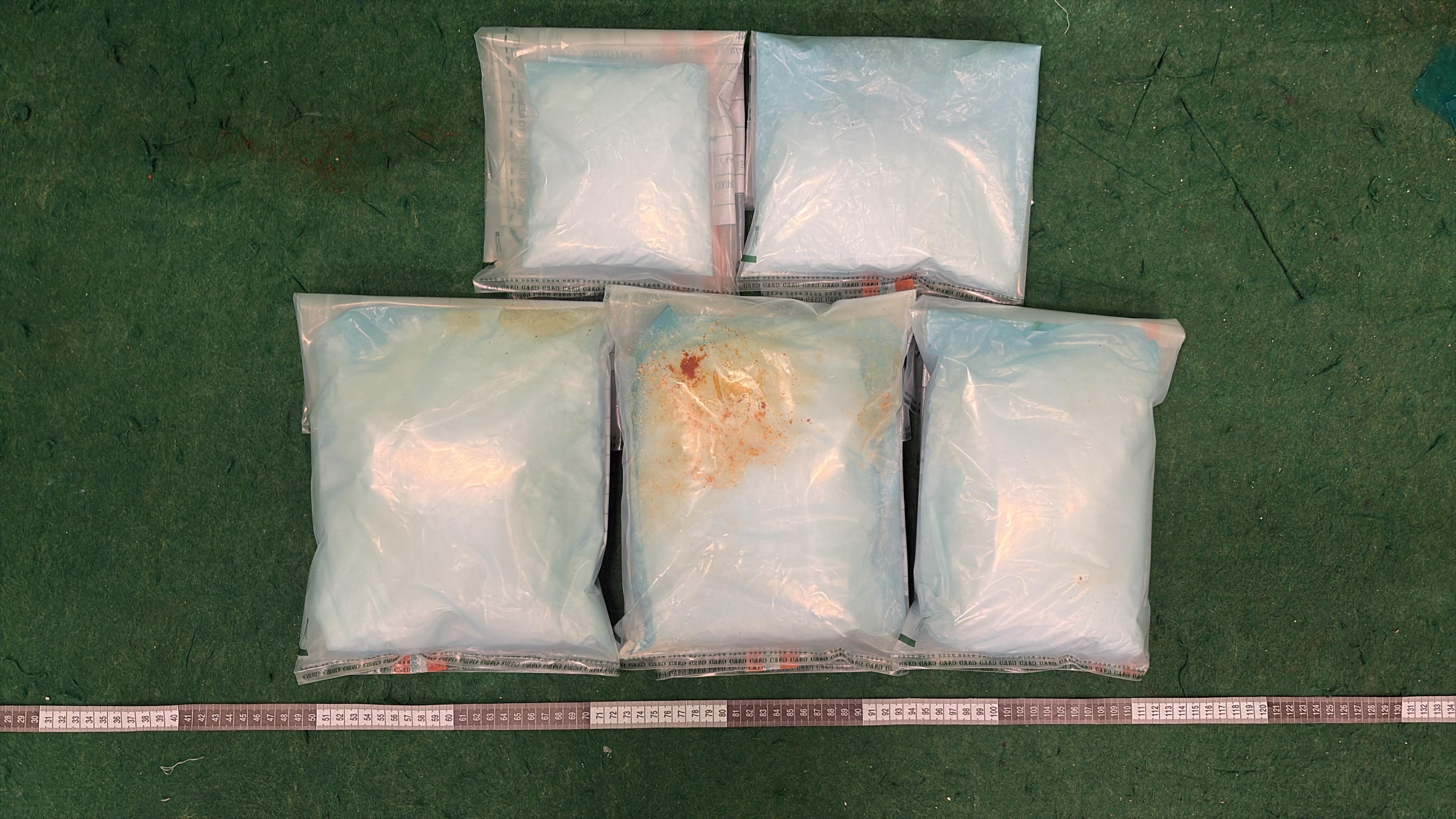 Hong Kong Customs yesterday (April 18) detected a drug trafficking case involving baggage concealment at Hong Kong International Airport. About 3.9 kilograms of suspected cocaine with an estimated market value of about $2.9 million were seized.  Photo shows the suspected cocaine seized.