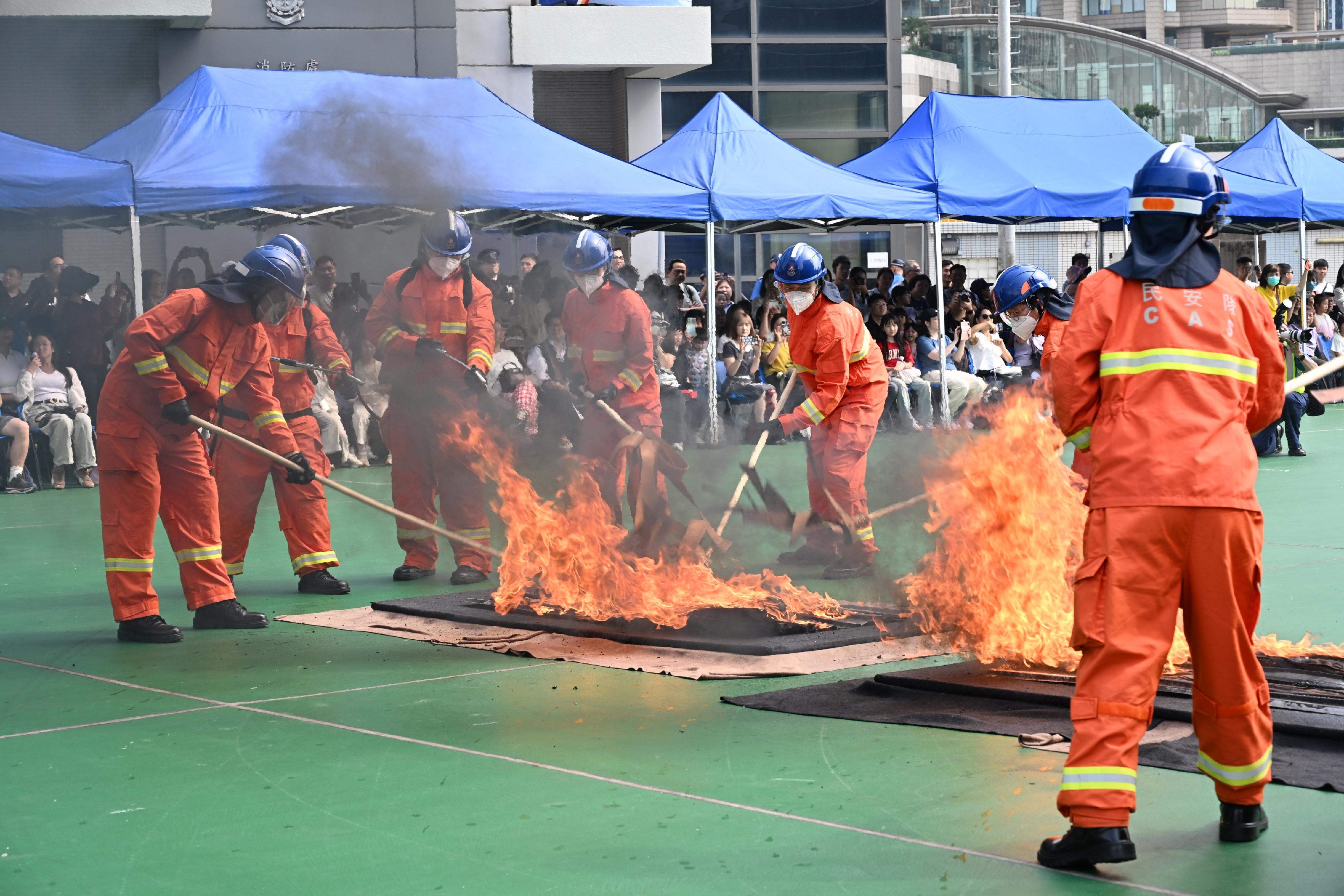 民眾安全服務隊（民安隊）今日（四月十九日）在民安隊總部舉行第九十二屆新隊員暨第十四屆特遣部隊借調計劃結業會操。圖示隊員示範撲滅山火技術。
