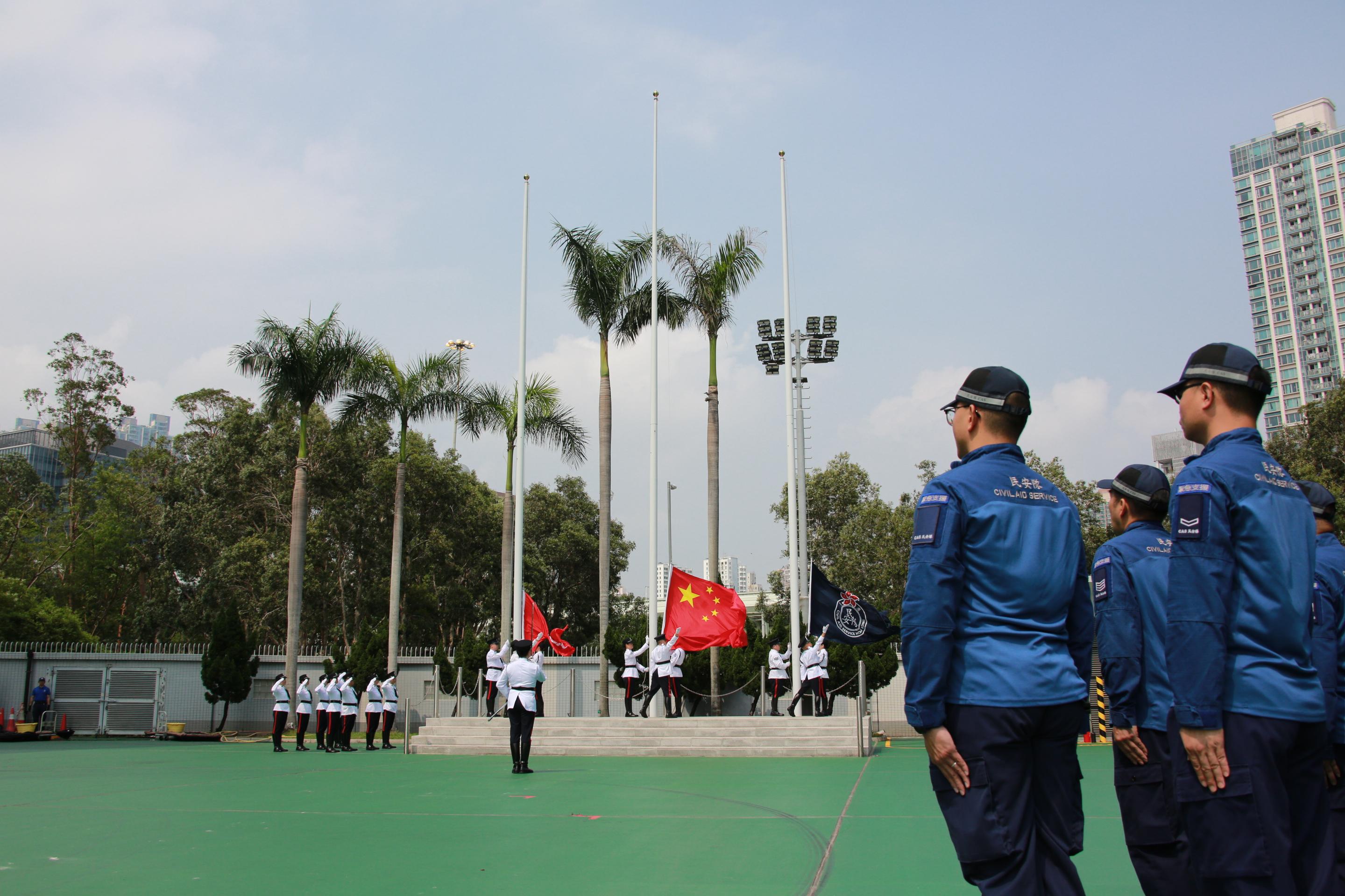 The Civil Aid Service (CAS) held the Passing-out Parade for the 92nd Recruits and 14th Tactical Force Secondment Scheme at its headquarters today (April 19). Photo shows the CAS Guard of Honour conducting a flag-raising ceremony.
