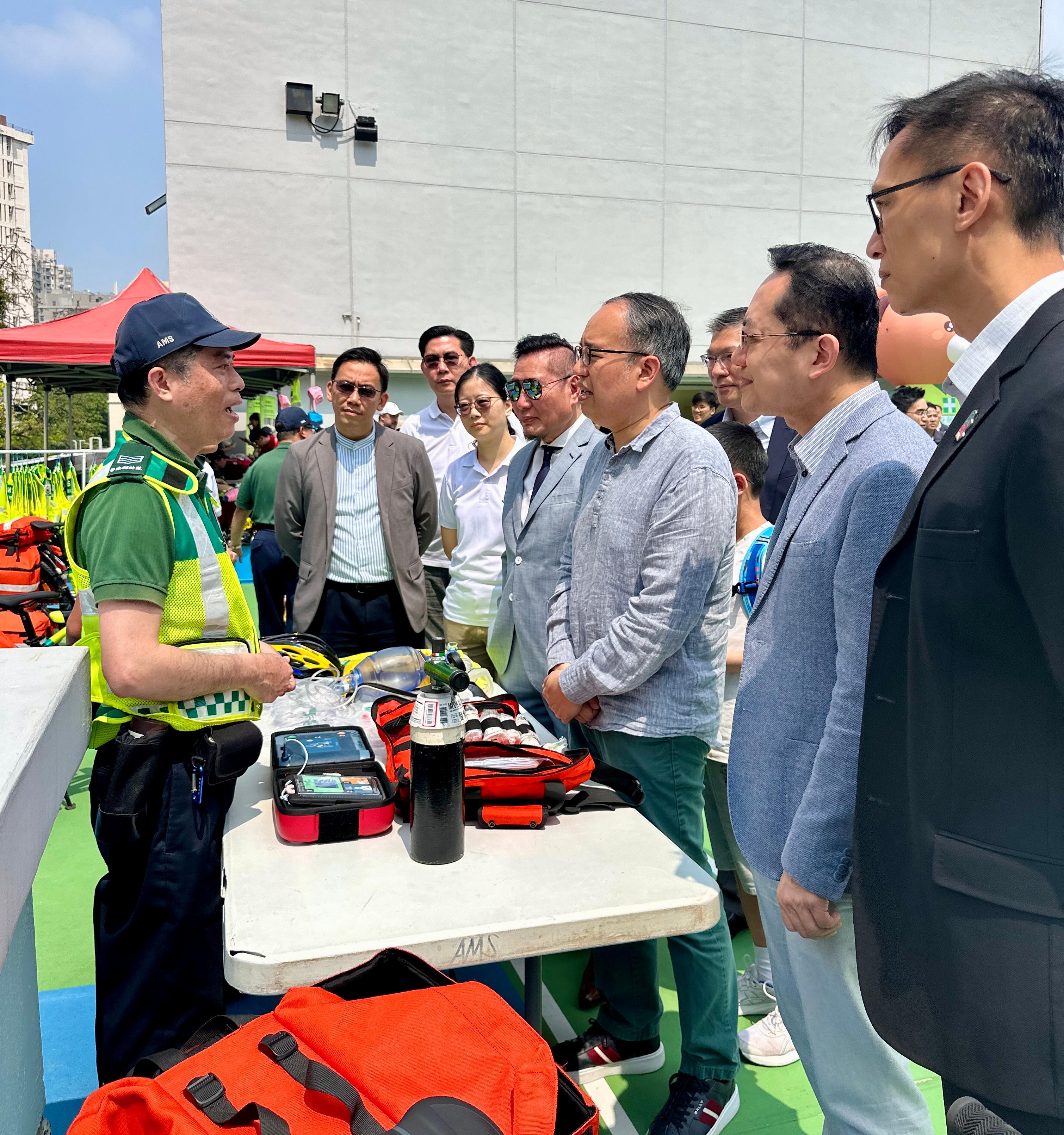 To promote the National Security Education Day, the Auxiliary Medical Service held an open day at its Ho Man Tin Headquarters today (April 19). Photo shows the Secretary for Financial Services and the Treasury, Mr Christopher Hui (third right), touring a game booth.
