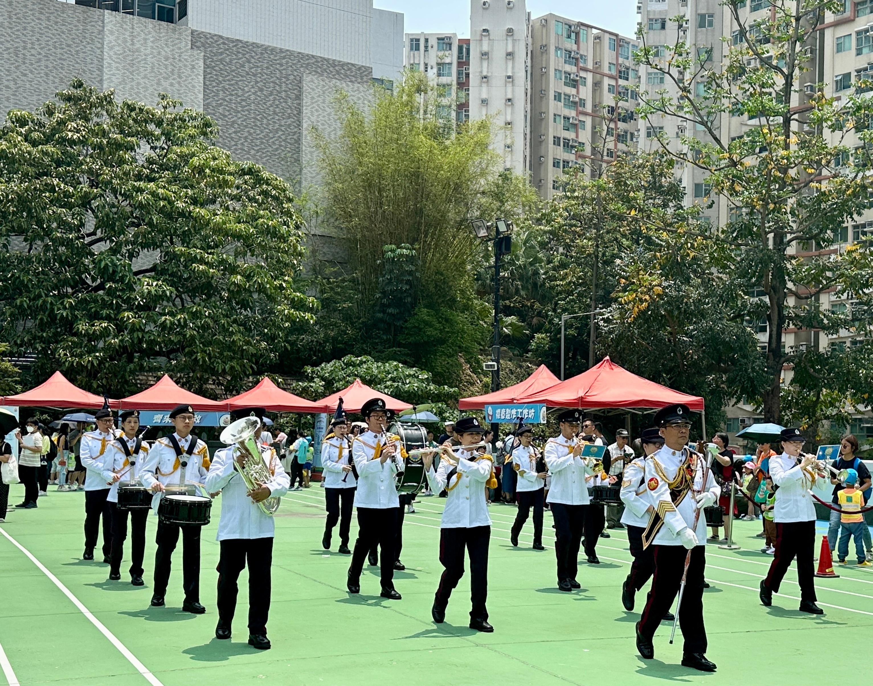 To promote the National Security Education Day, the Auxiliary Medical Service (AMS) held an open day at its headquarters in Ho Man Tin today (April 19). The event aimed to enable members of the public to learn about the work of the AMS in safeguarding national security, to enhance public awareness of national security, and to further deepen their understanding of the daily operations and services provided by the AMS.