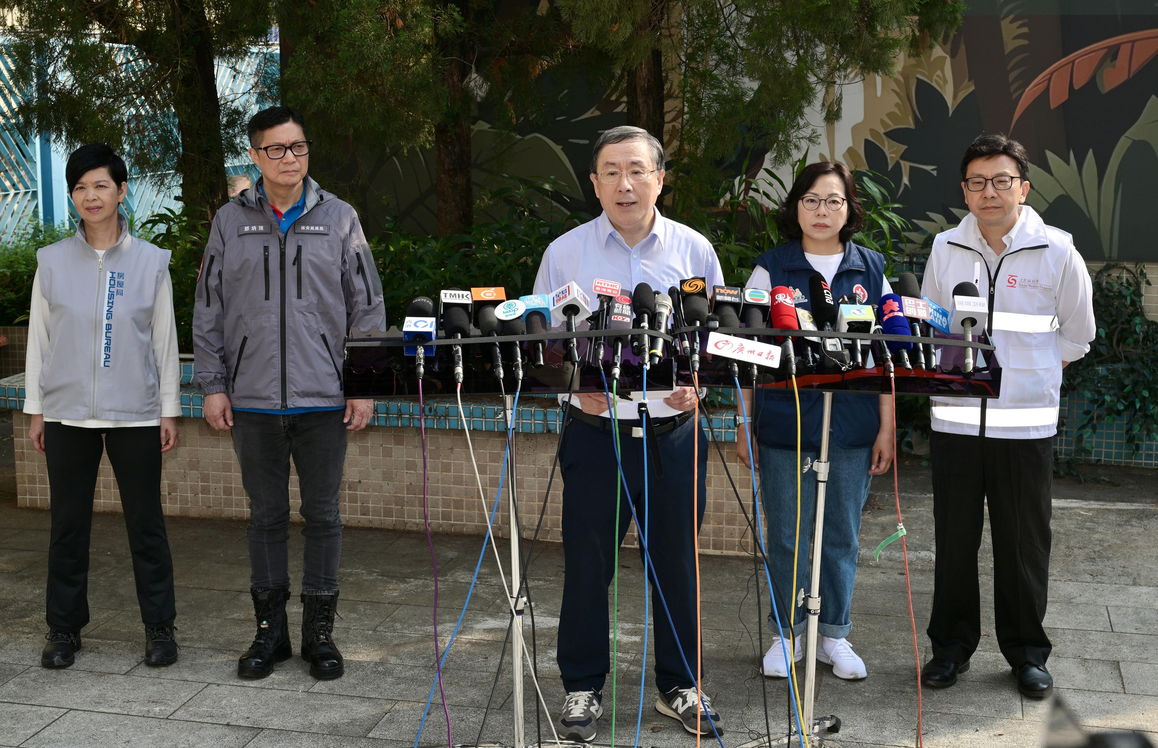 政務司副司長卓永興（中）、保安局局長鄧炳強（左二）、房屋局局長何永賢（左一）、民政及青年事務局局長麥美娟（右二）和勞工及福利局局長孫玉菡（右一）今日（四月二十日）視察大埔宏福苑七幢受火樓宇居民上樓安排的準備情況後會見傳媒。