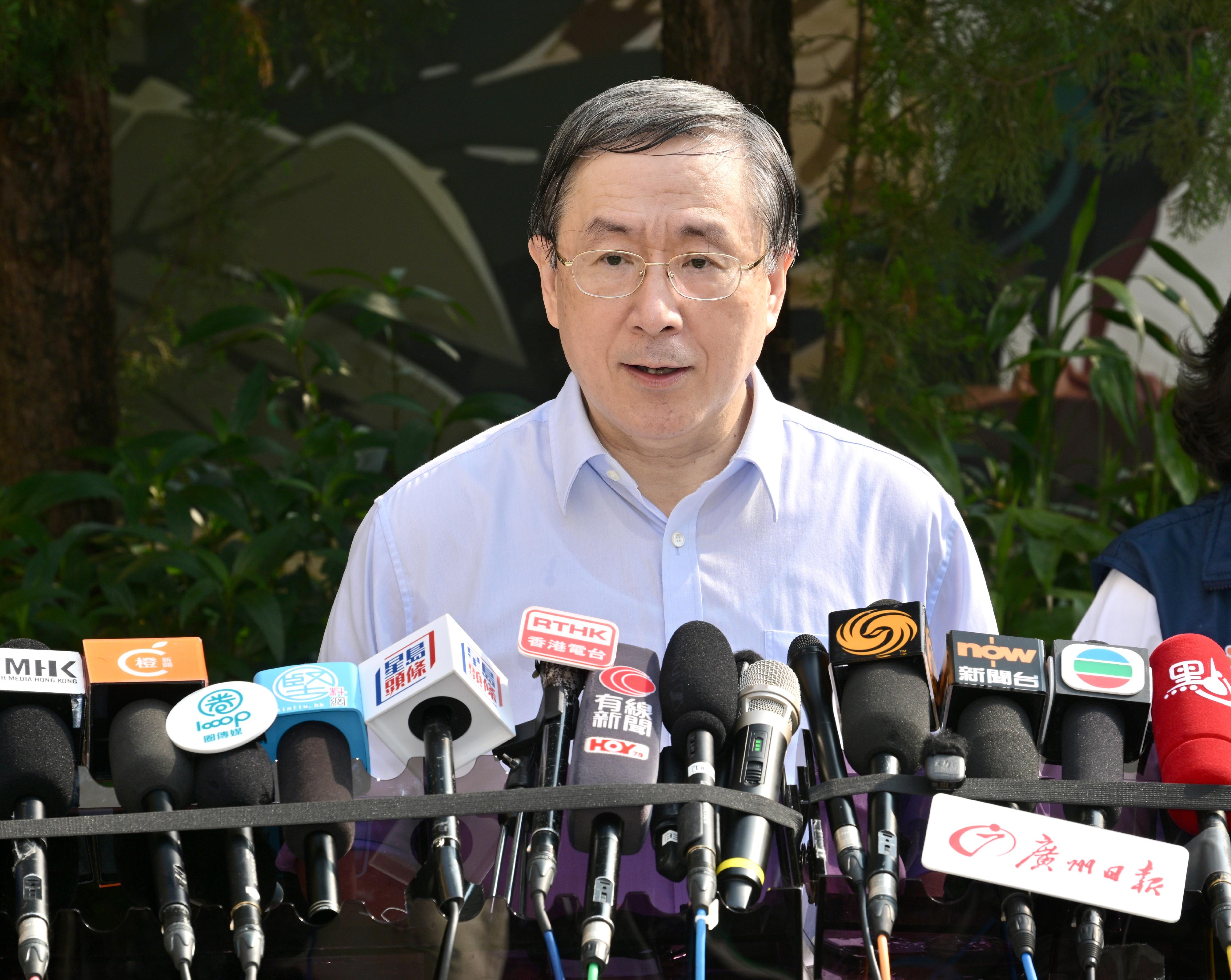 政務司副司長卓永興、保安局局長鄧炳強、房屋局局長何永賢、民政及青年事務局局長麥美娟和勞工及福利局局長孫玉菡今日（四月二十日）視察大埔宏福苑七幢受火樓宇居民上樓安排的準備情況後會見傳媒。圖示卓永興回應傳媒提問。