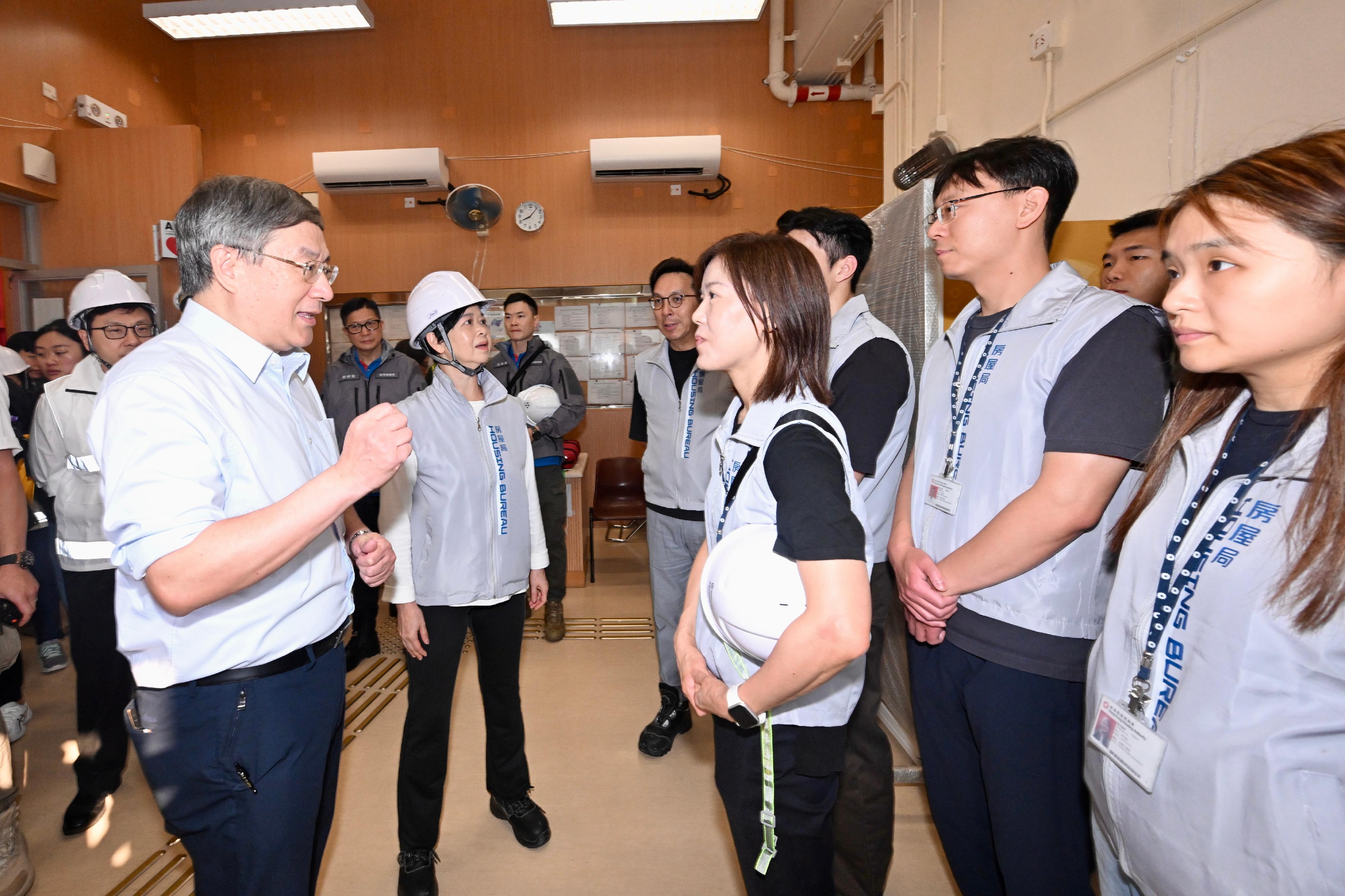 政務司副司長卓永興今日(四月二十日)上午聯同保安局局長鄧炳強、房屋局局長何永賢、民政及青年事務局局長麥美娟和勞工及福利局局長孫玉菡視察大埔宏福苑居民上樓安排的準備情況。圖示卓永興(左一)和何永賢(左二)在大埔廣福社區會堂為到場支援的同事打氣。