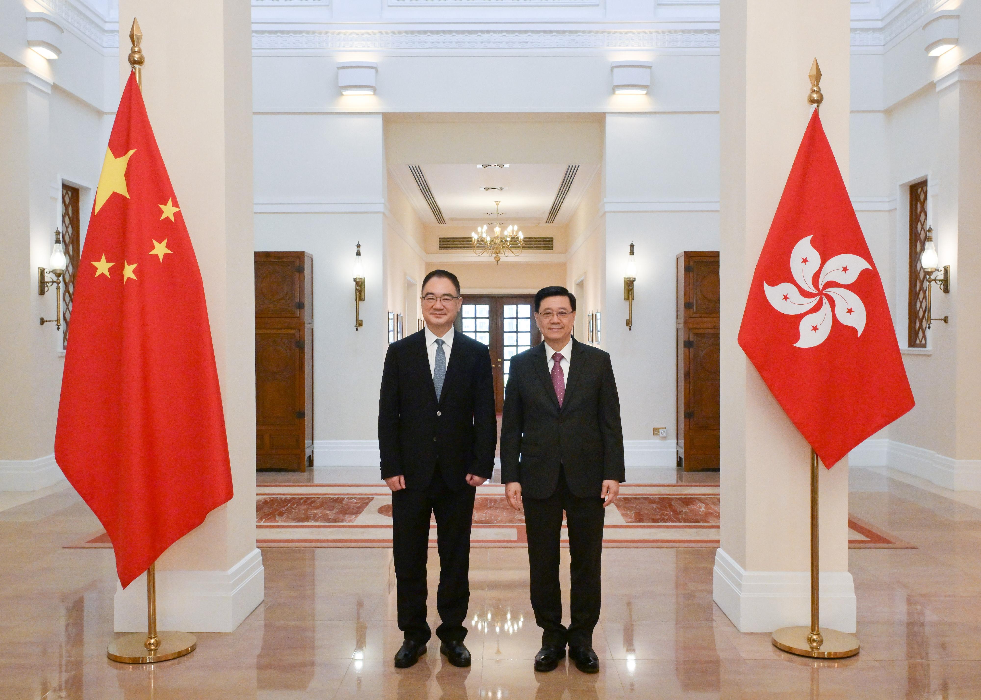 The Chief Executive, Mr John Lee (right), meets with the Governor of Anhui Province, Mr Wang Qingxian (left), at Government House today (April 20).