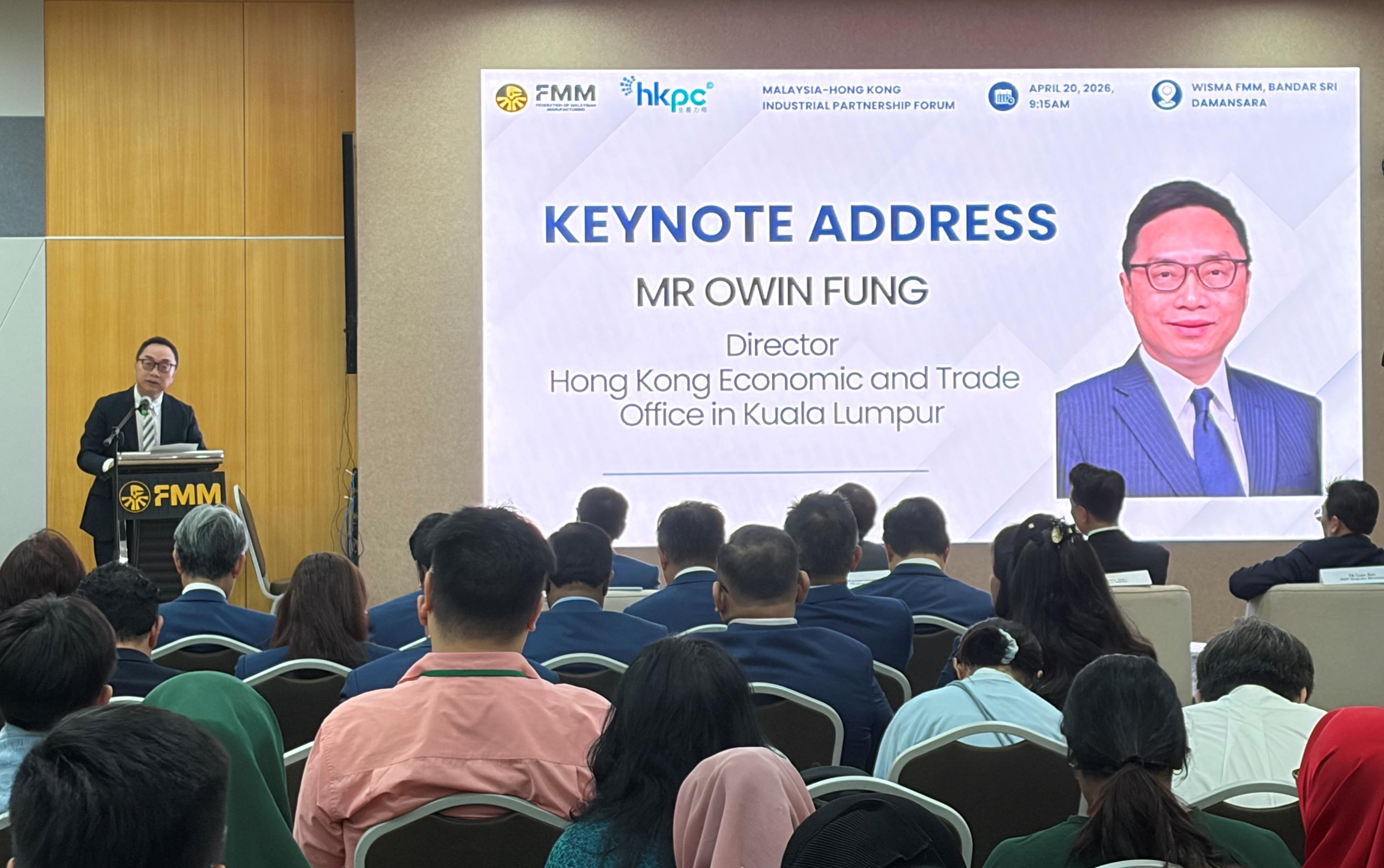 The Director of the Hong Kong Economic and Trade Office in Kuala Lumpur, Mr Owin Fung, delivers a keynote address at the Malaysia-Hong Kong Industrial Partnership Forum held in Kuala Lumpur, Malaysia, today (April 20).