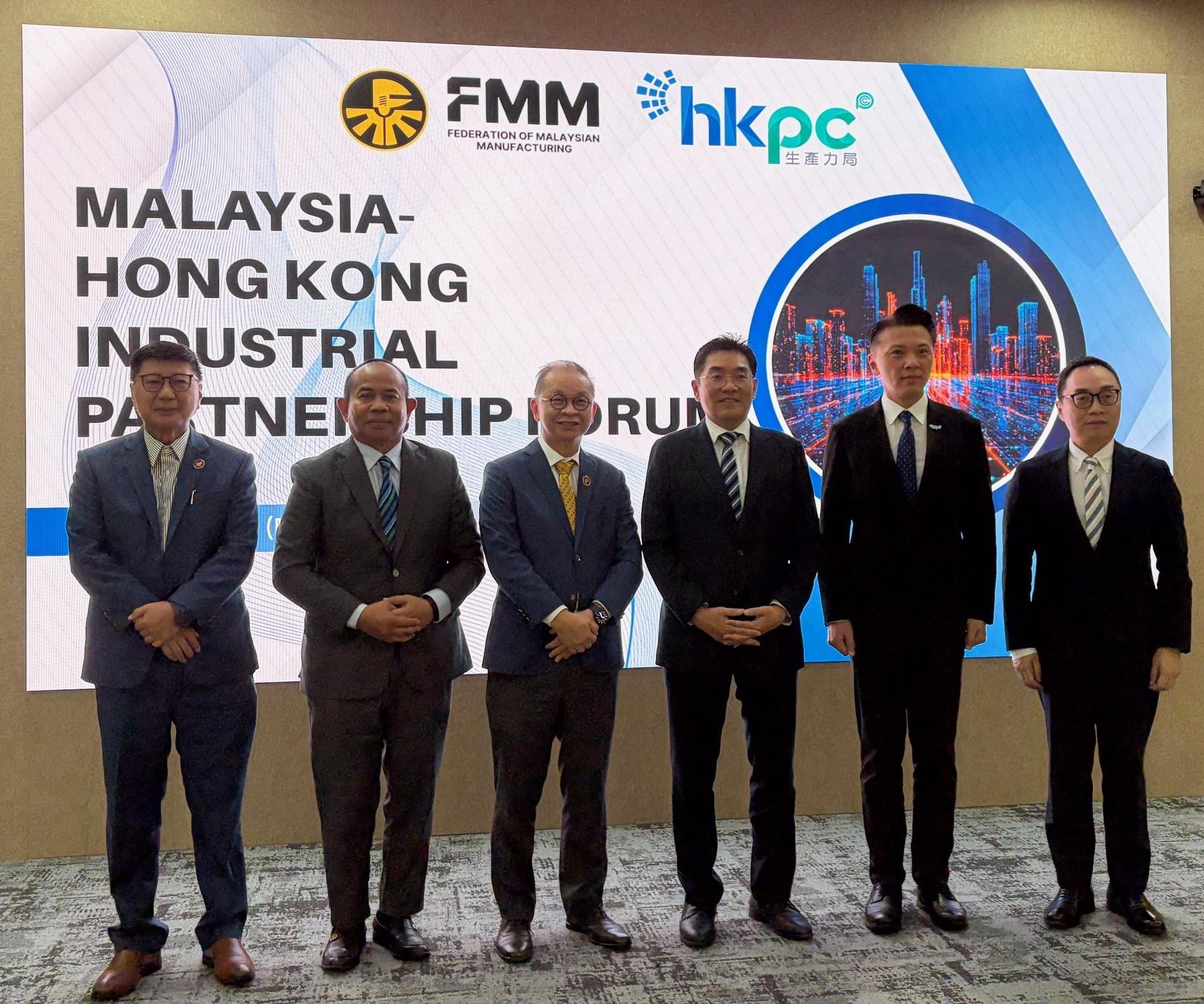 The Hong Kong Economic and Trade Office in Kuala Lumpur (HKETO Kuala Lumpur) participated in the Malaysia-Hong Kong Industrial Partnership Forum held in Kuala Lumpur, Malaysia, today (April 20). Photo shows the Director of the HKETO Kuala Lumpur, Mr Owin Fung (first right); the Deputy Minister of Investment, Trade and Industry of Malaysia, Mr Sim Tze Tzin (third right); the Chairman of the Hong Kong Productivity Council, Mr Sunny Tan (second right); the President of the Federation of Malaysian Manufacturing, Mr Jacob Lee (third left), and other guests at the Forum. 