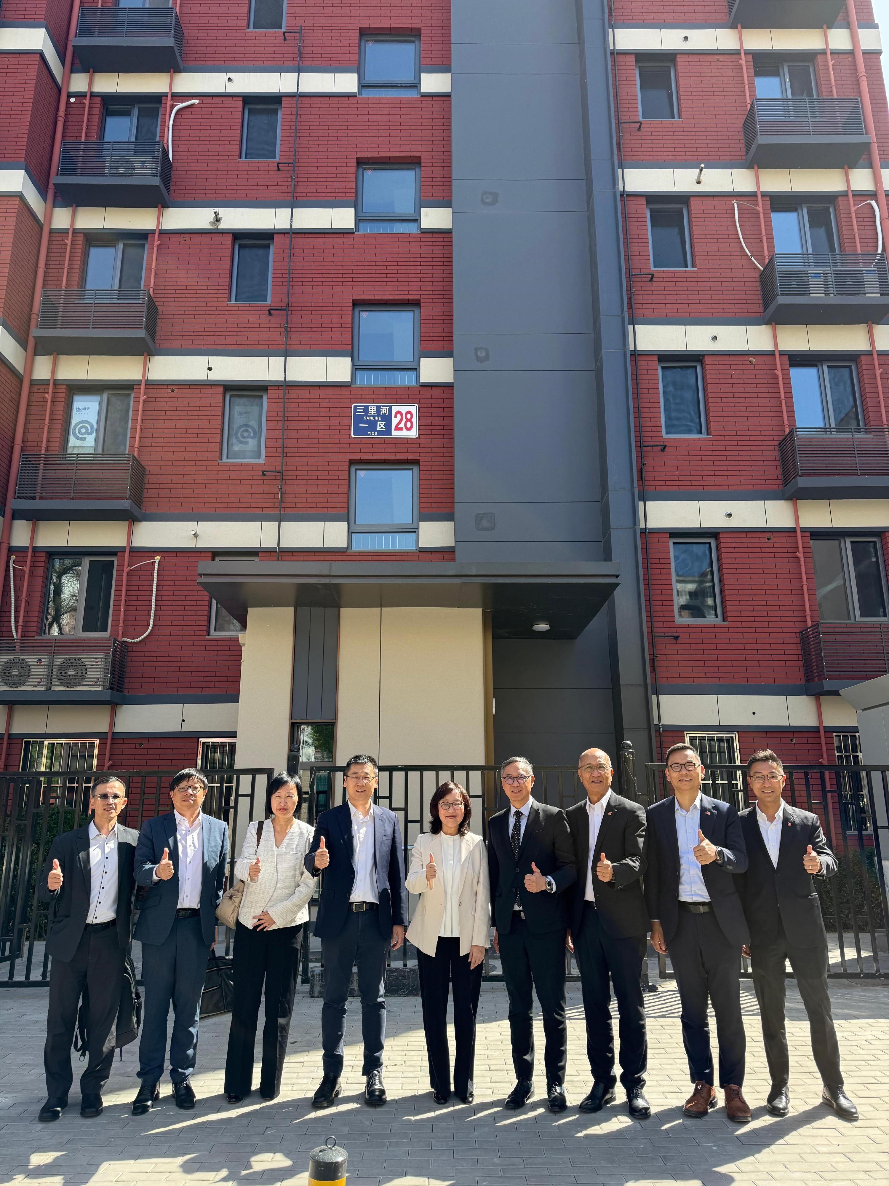 The Secretary for Development, Ms Bernadette Linn (centre), today (April 20) visited Building 28 in Sanlihe Yiqu, a redevelopment project for dilapidated and old buildings in Xicheng District of Beijing undertaken by a subsidiary of the China State Construction Engineering Corporation in Beijing. The Permanent Secretary for Development (Works), Mr Ricky Lau (fourth right); the Director of the Northern Metropolis Co-ordination Office, Ms Linda So (third left); and Deputy Secretary for Development (Works) Mr Tony Ho (second left) also joined the visit.