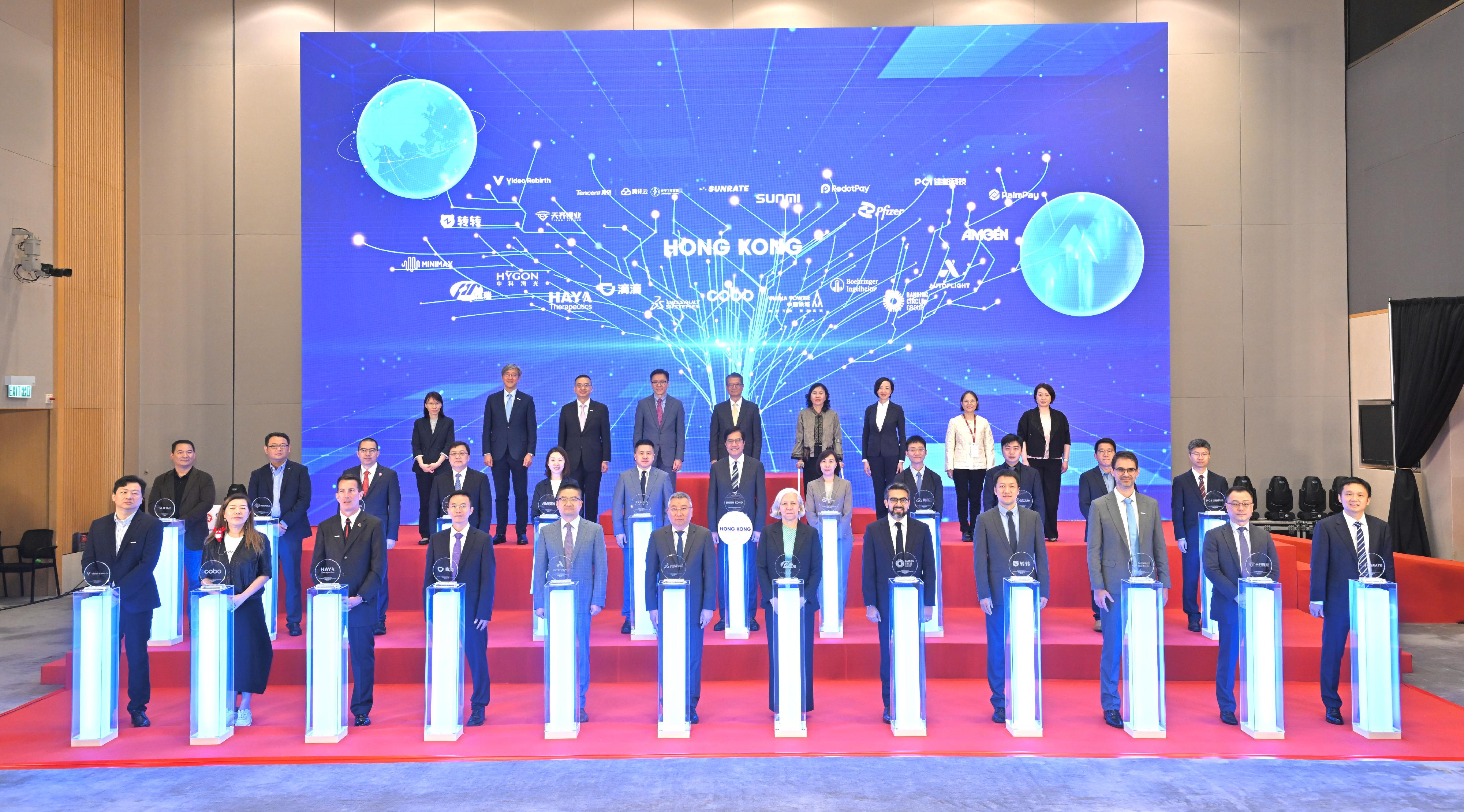 The Financial Secretary, Mr Paul Chan, attended the OASES Enterprises Signing Ceremony today (April 20). Witnessed by Mr Chan (third row, centre) and other relevant officials, the partnership agreement was signed electronically by the Deputy Financial Secretary, Mr Michael Wong (second row, centre) and representatives of the strategic enterprises.