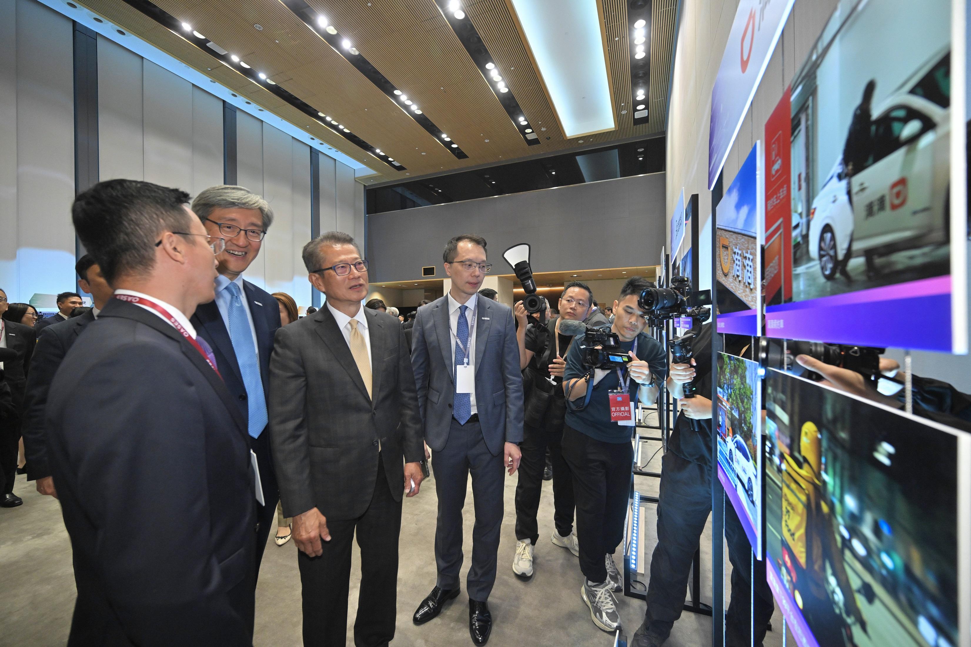 The Financial Secretary, Mr Paul Chan, attended the OASES Enterprises Signing Ceremony today (April 20). Photo shows Mr Chan (third left) interacting with a representative of the strategic enterprise. 
