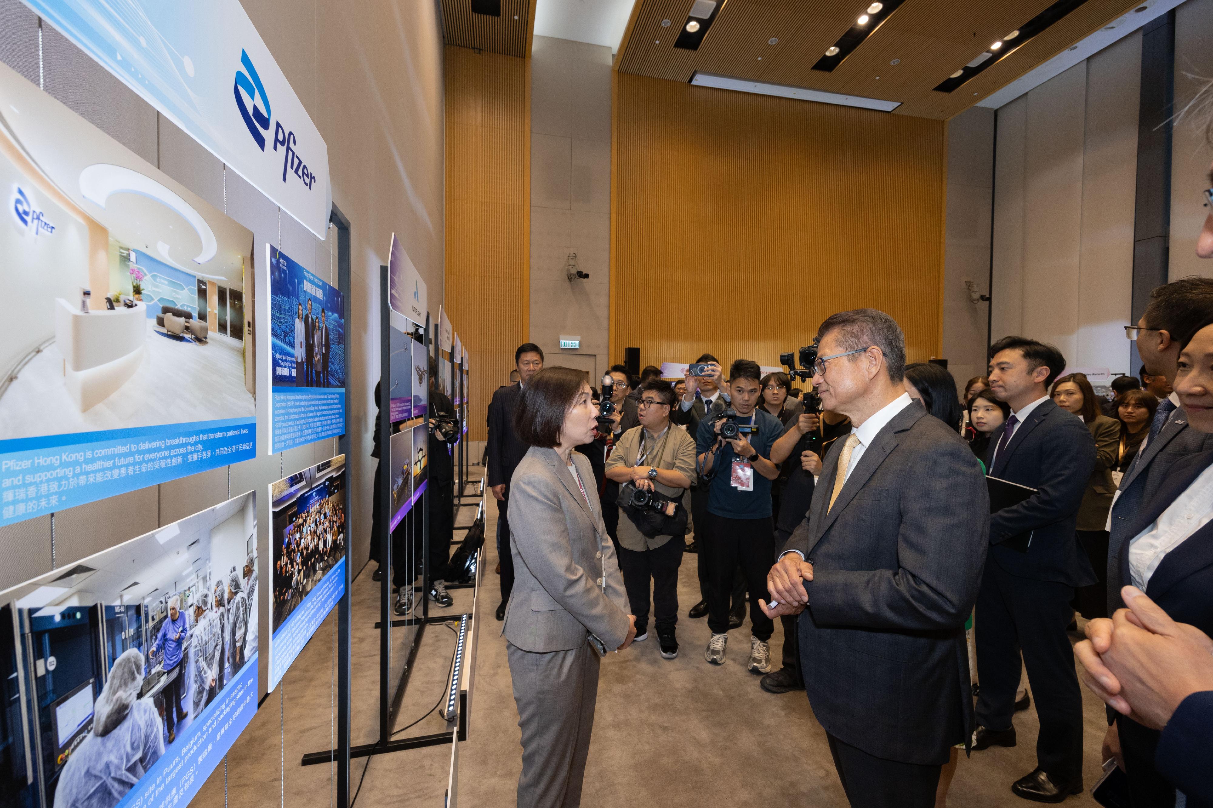 The Financial Secretary, Mr Paul Chan, attended the OASES Enterprises Signing Ceremony today (April 20). Photo shows Mr Chan (right) interacting with a representative of the strategic enterprise. 