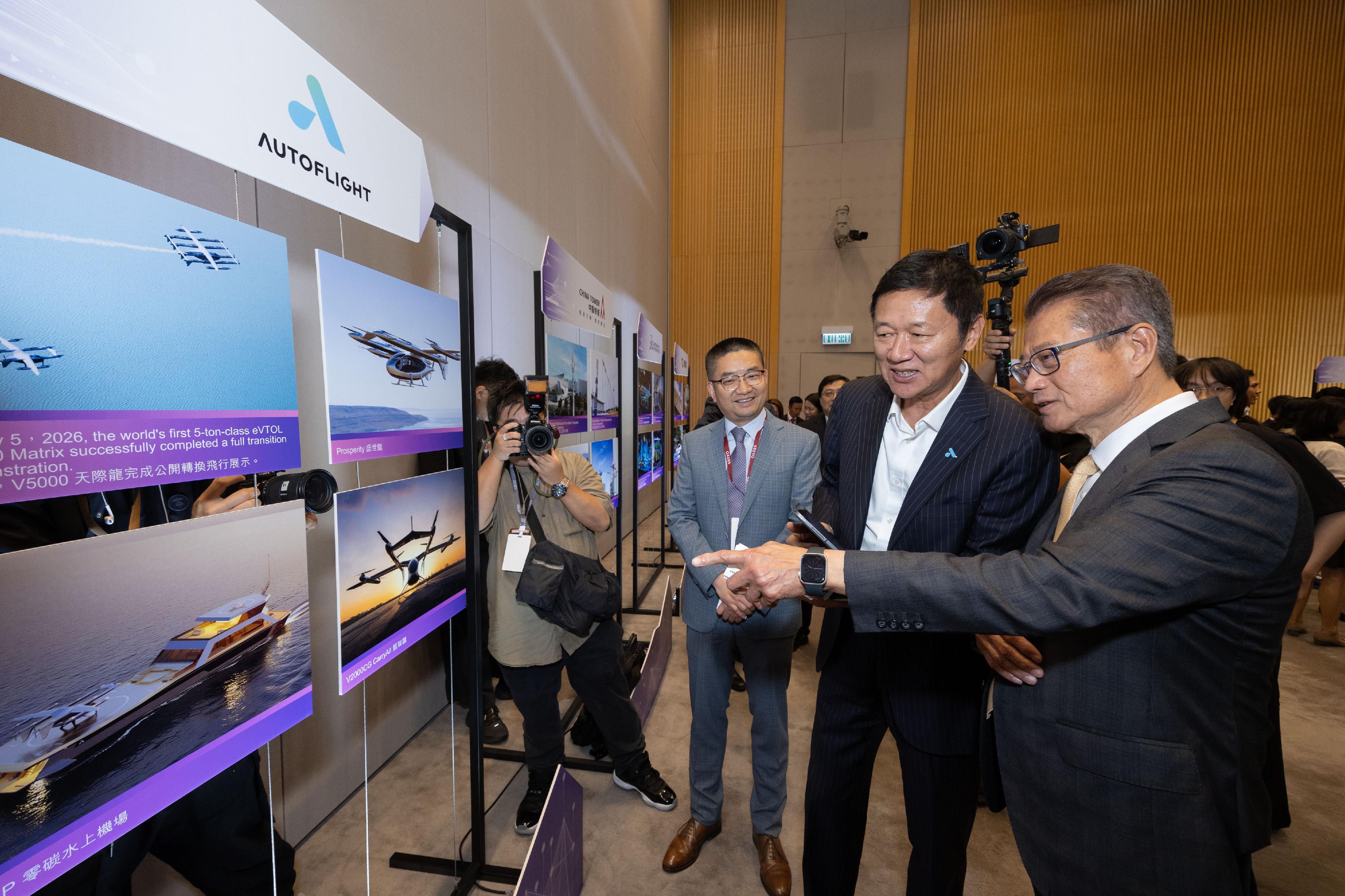 The Financial Secretary, Mr Paul Chan, attended the OASES Enterprises Signing Ceremony today (April 20). Photo shows Mr Chan (first right) interacting with a representative of the strategic enterprise. 
