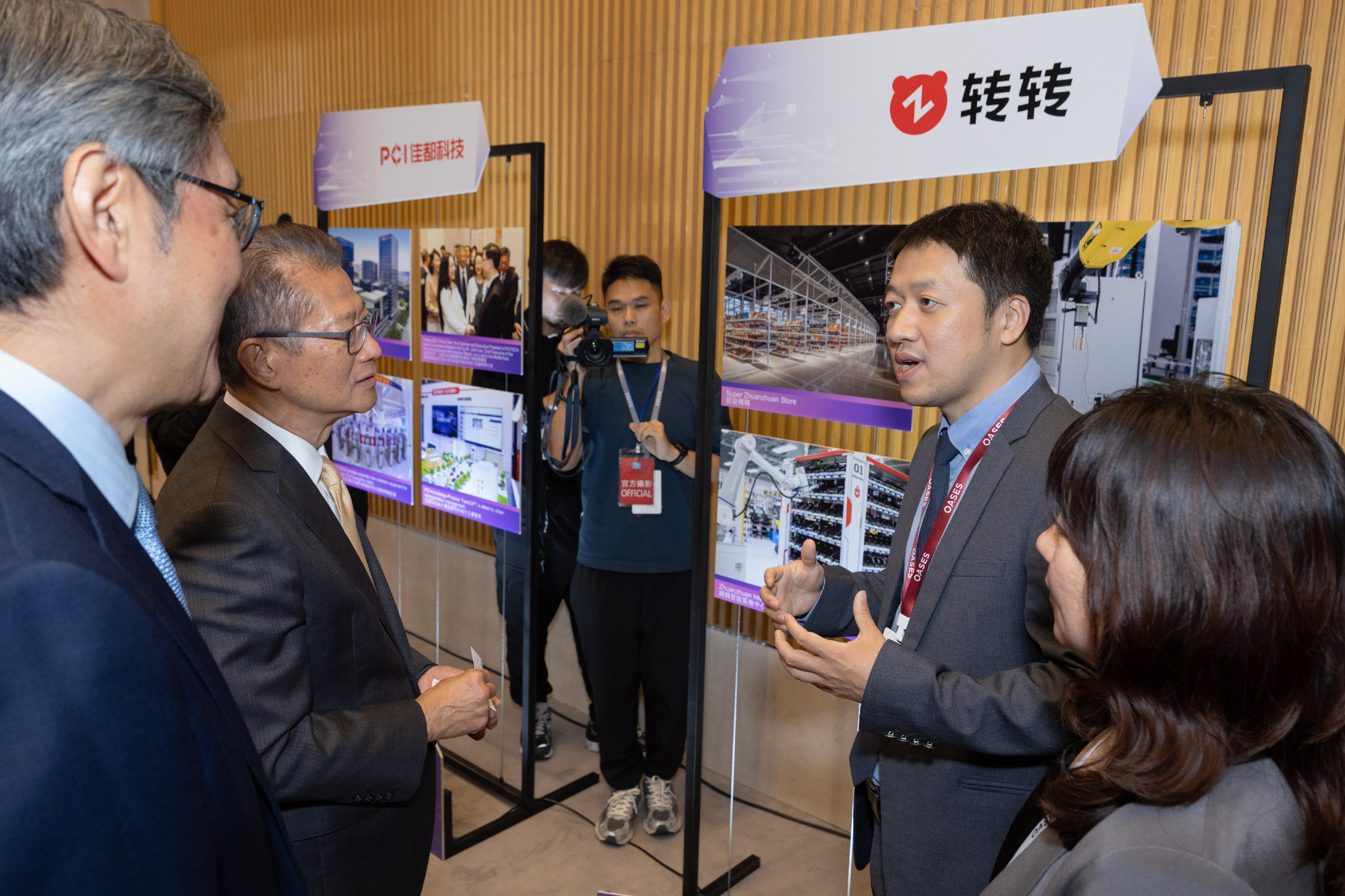 The Financial Secretary, Mr Paul Chan, attended the OASES Enterprises Signing Ceremony today (April 20). Photo shows Mr Chan (second left) interacting with a representative of the strategic enterprise.



