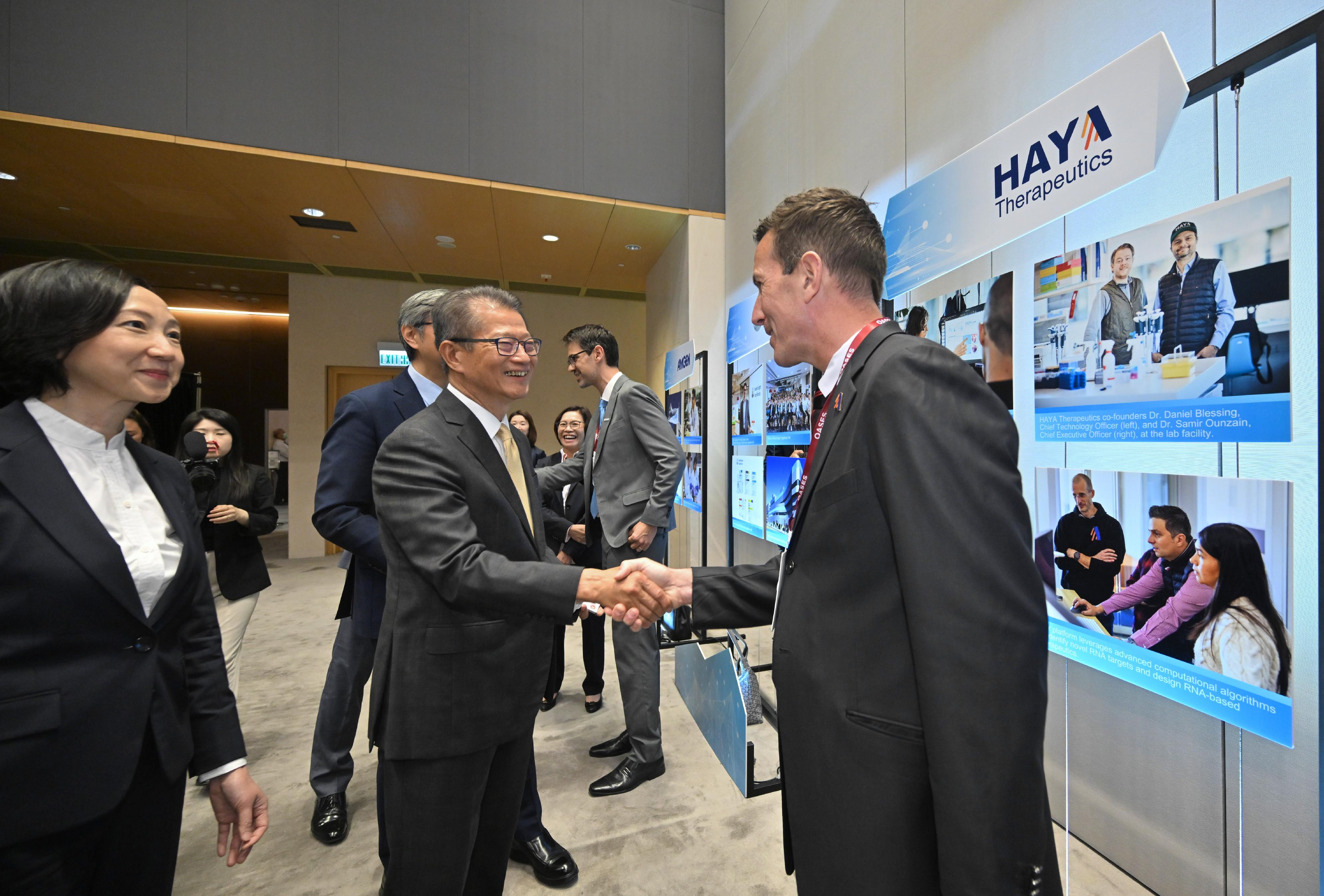 財政司司長陳茂波今日（四月二十日）出席重點企業簽署儀式。圖示陳茂波（左二）與企業代表交流。