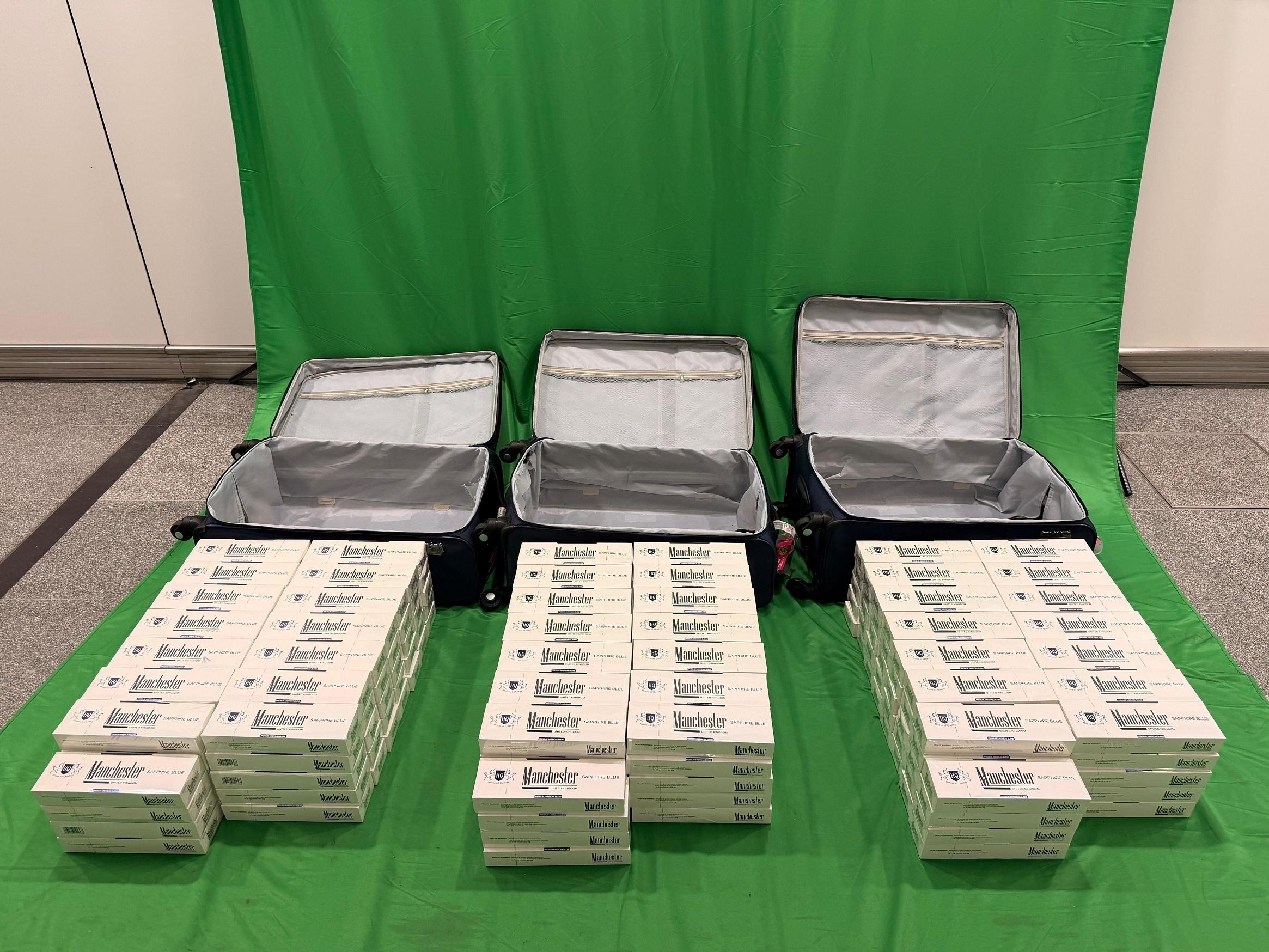 三名入境旅客因進口及管有未完稅香煙及未有向海關人員作出申報，違反《應課稅品條例》，今日（四月二十日）在西九龍裁判法院分別被判處監禁七至八個月及罰款一千元。圖示於一名三十二歲經機場抵港的男旅客個人行李內檢獲的未完稅香煙。