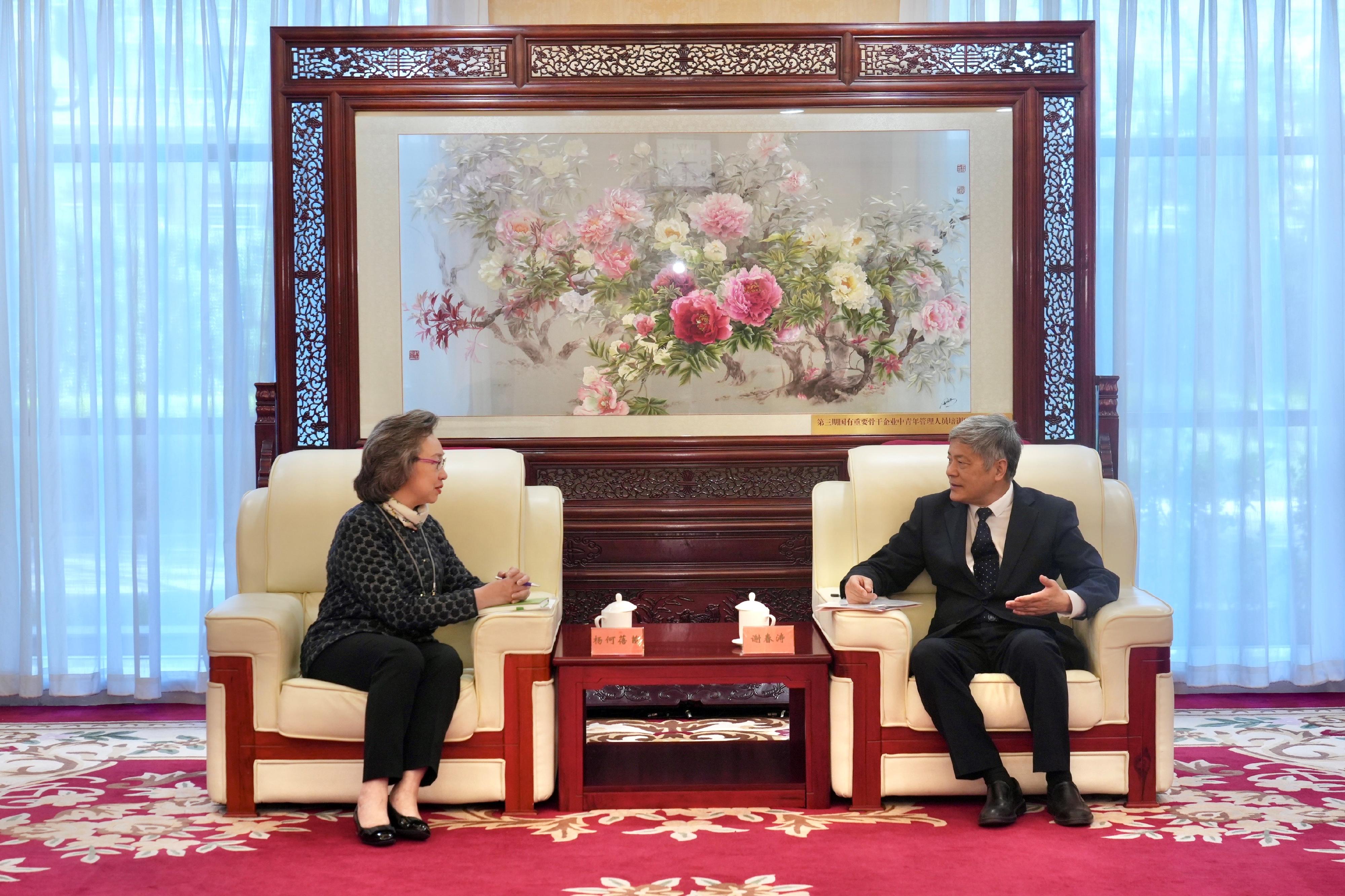 A delegation of Permanent Secretaries and Heads of Departments of the Hong Kong Special Administrative Region Government for a national affairs study officially commenced their programme today (April 20) at the National Academy of Governance (NAG). Photo shows the Secretary for the Civil Service, Mrs Ingrid Yeung (left), called on the Executive Vice President of NAG in charge of daily operations, Mr Xie Chuntao (right).