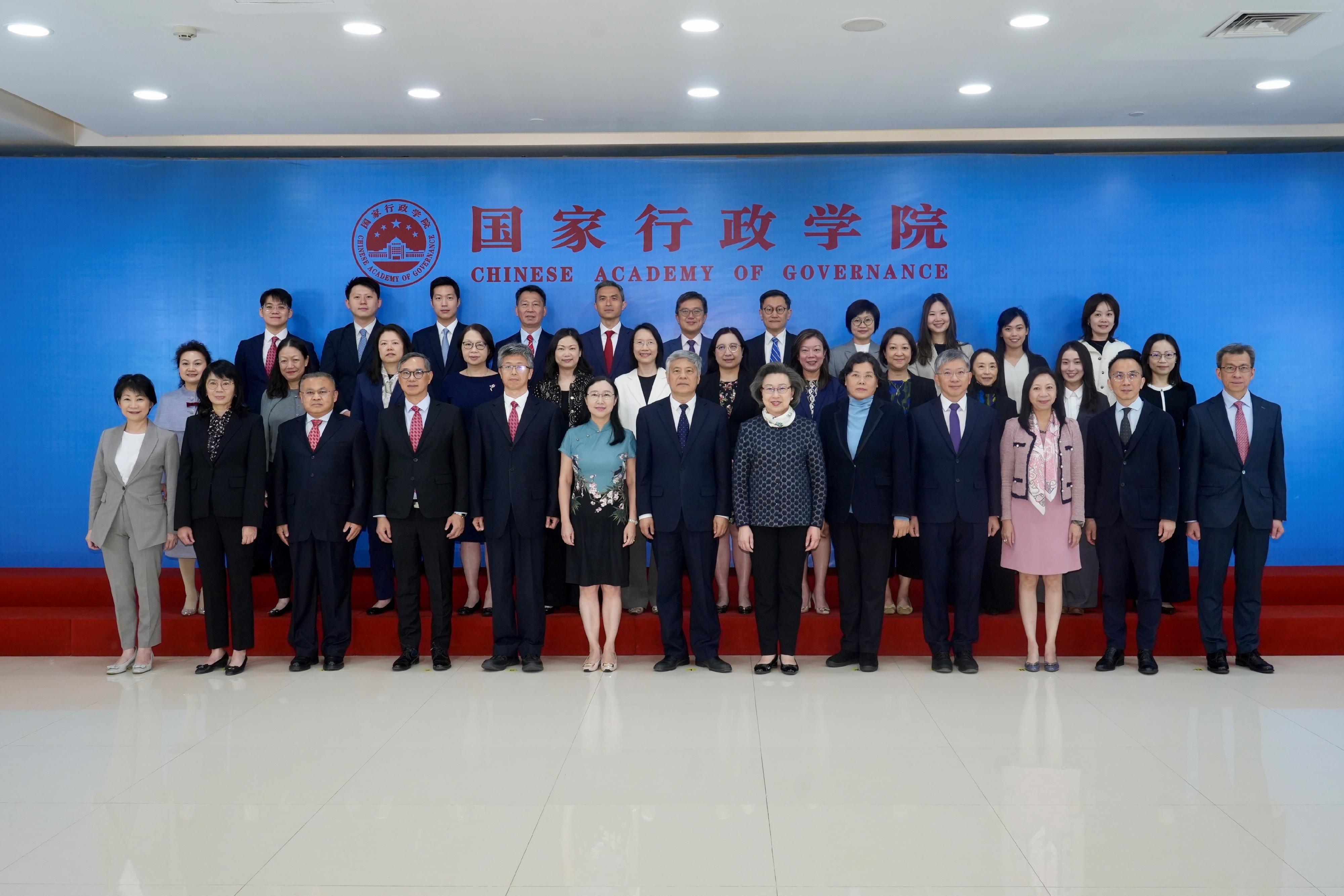 A delegation of Permanent Secretaries and Heads of Departments of the Hong Kong Special Administrative Region Government for a national affairs study officially commenced their programme today (April 20) at the National Academy of Governance (NAG). Photo shows the Executive Vice President of NAG in charge of daily operations, Mr Xie Chuntao (front row, centre) with the delegation led by the Secretary for the Civil Service, Mrs Ingrid Yeung (front row, sixth right).