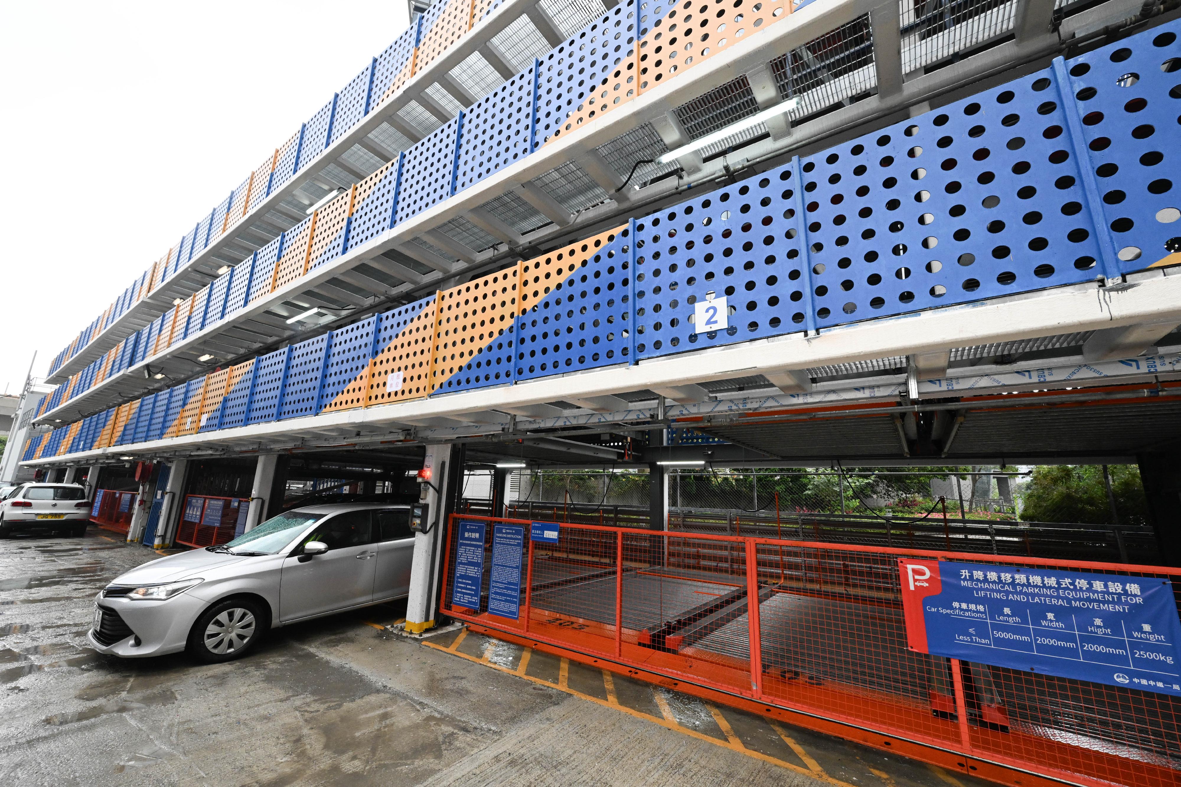 The Transport Department said today (April 21) that the automated parking system (APS) in a short-term tenancy (STT) car park at Hoi Wang Road, Yau Ma Tei, has commenced service, with the largest number of APS parking spaces among similar sites to date. This project comprises five modules of four-storey puzzle-stacking APS each. Among them, four modules are of a larger scale providing 25 parking spaces each, the design with the highest number of parking spaces among similar APS in STT car parks, thereby enhancing spatial efficiency.
