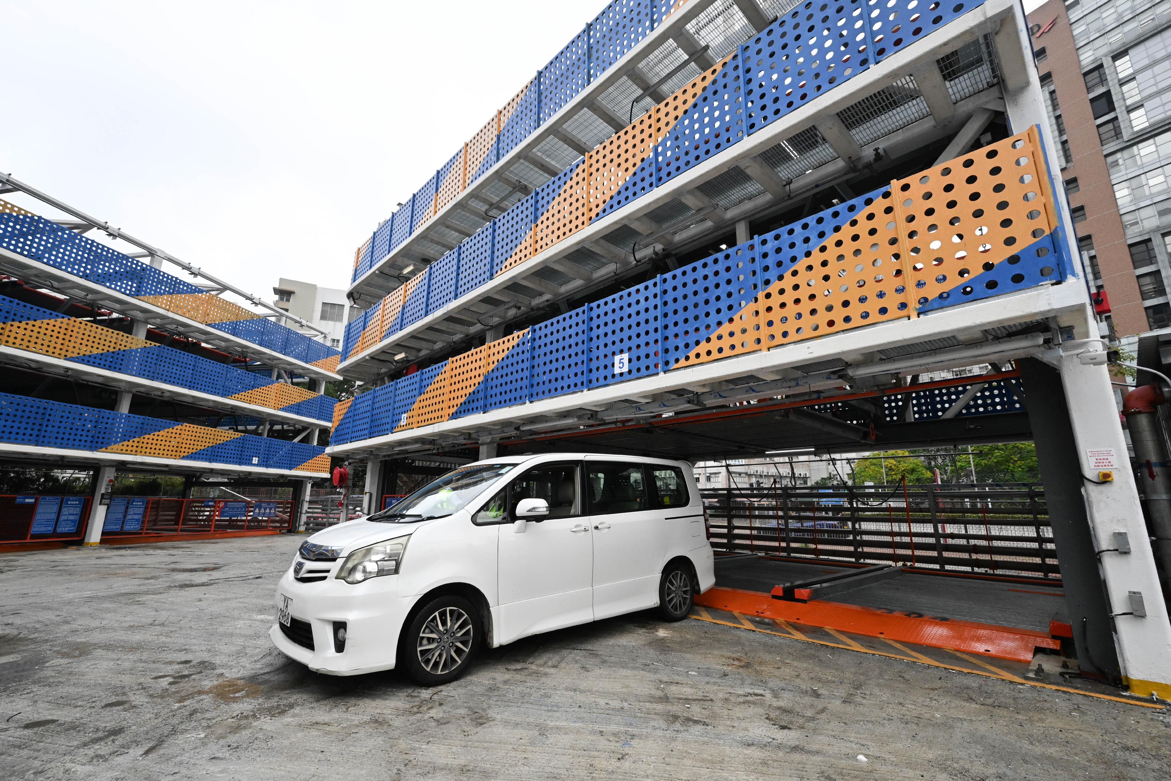 The Transport Department said today (April 21) that the automated parking system (APS) in a short-term tenancy (STT) car park at Hoi Wang Road, Yau Ma Tei, has commenced service, with the largest number of APS parking spaces among similar sites to date. This project comprises five modules of four-storey puzzle-stacking APS each. Among them, four modules are of a larger scale providing 25 parking spaces each, the design with the highest number of parking spaces among similar APS in STT car parks, thereby enhancing spatial efficiency.