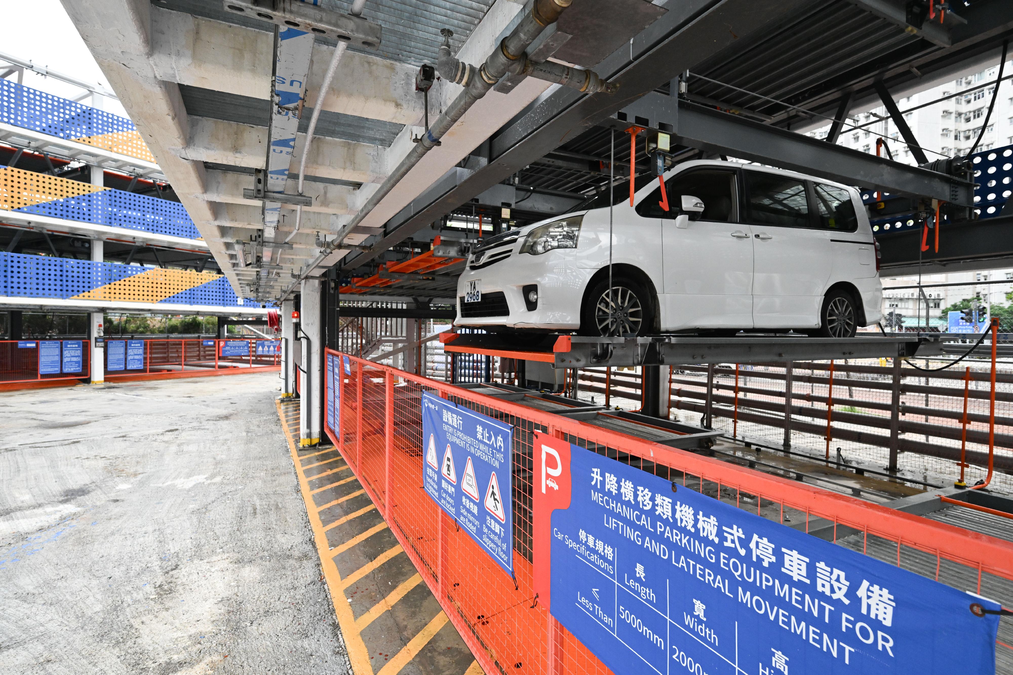 The Transport Department said today (April 21) that the automated parking system (APS) in a short-term tenancy car park at Hoi Wang Road, Yau Ma Tei, has commenced service, with the largest number of APS parking spaces among similar sites to date. The puzzle-stacking APS moves vehicles to/from ground level for retrieval/parking through vertical lifting and horizontal sliding of parking pallets. 