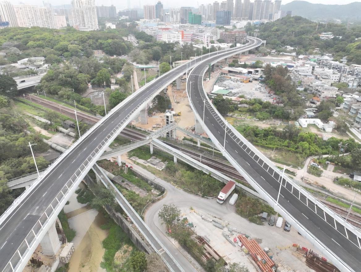 The Fanling Bypass (Eastern Section) will be commissioned at 8am on May 3 (Sunday). The project adopted the horizontal bridge rotation method for the first time in Hong Kong to build the section spanning across the railway, significantly shortening construction time and effectively reducing construction risks. This rotating bridge features the greatest curvature on the globe, which is highly challenging.