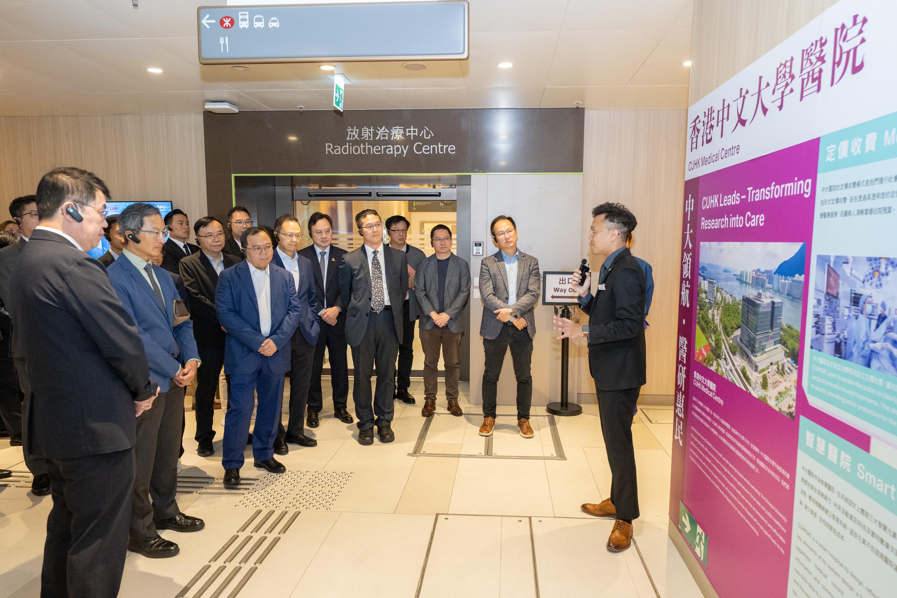 立法會衞生事務委員會今日（四月二十一日）參觀香港中文大學醫院（中大醫院）。圖示立法會議員聽取中大醫院代表介紹該院的情況。