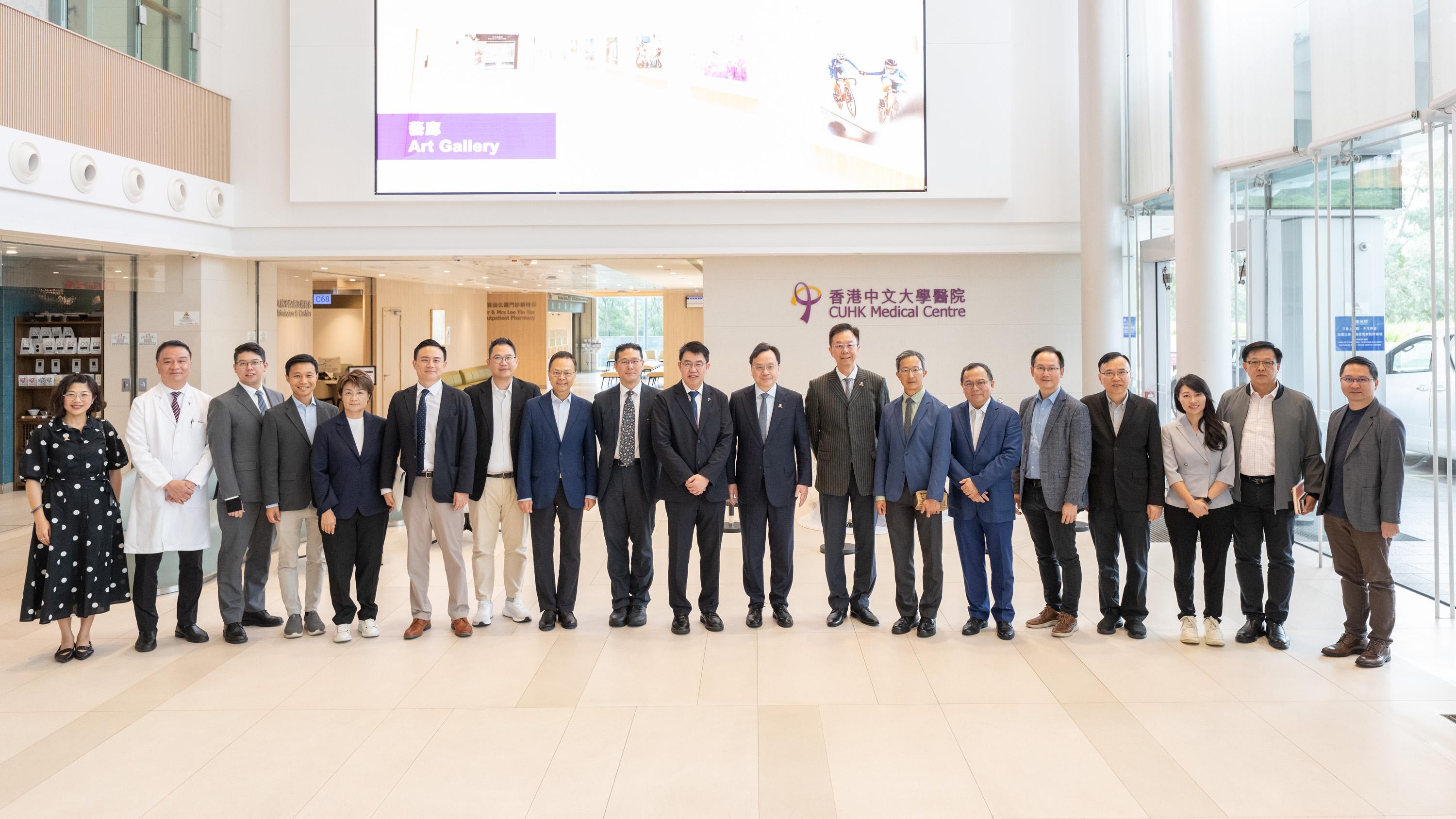 The Legislative Council (LegCo) Panel on Health Services visited the CUHK Medical Centre (CUHKMC) today (April 21). Photo shows the Chairman of the Panel on Health Services, Dr David Lam (seventh right), the Deputy Chairman of the Panel on Health Services, Professor Chan Wing-kwong (sixth right) and other LegCo members with the representatives of the Chinese University of Hong Kong and the CUHKMC in the hospital.
