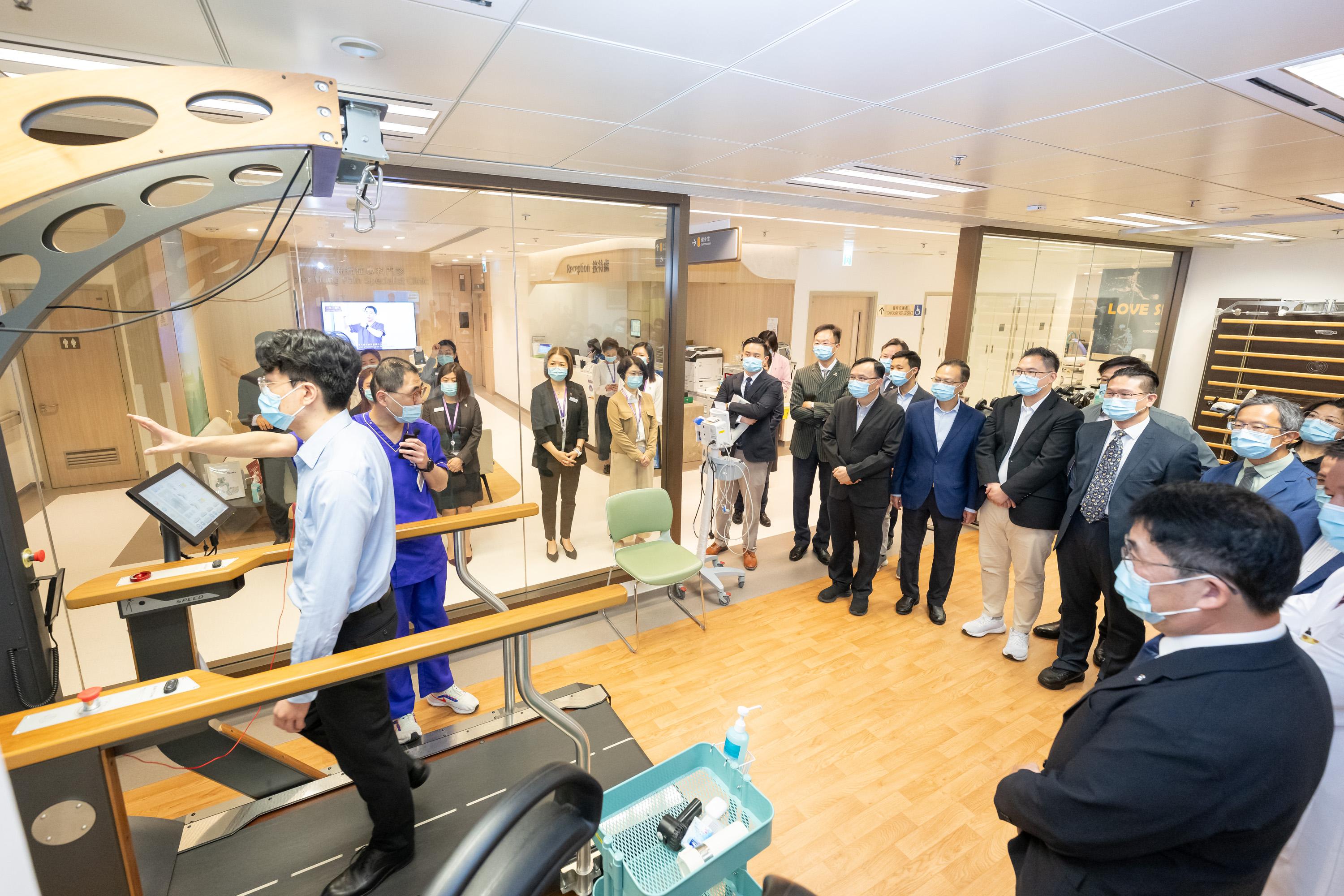 The Legislative Council (LegCo) Panel on Health Services visited the CUHK Medical Centre (CUHKMC) today (April 21). Photo shows LegCo Members visiting the Sports Medicine and Rehabilitation Centre.
