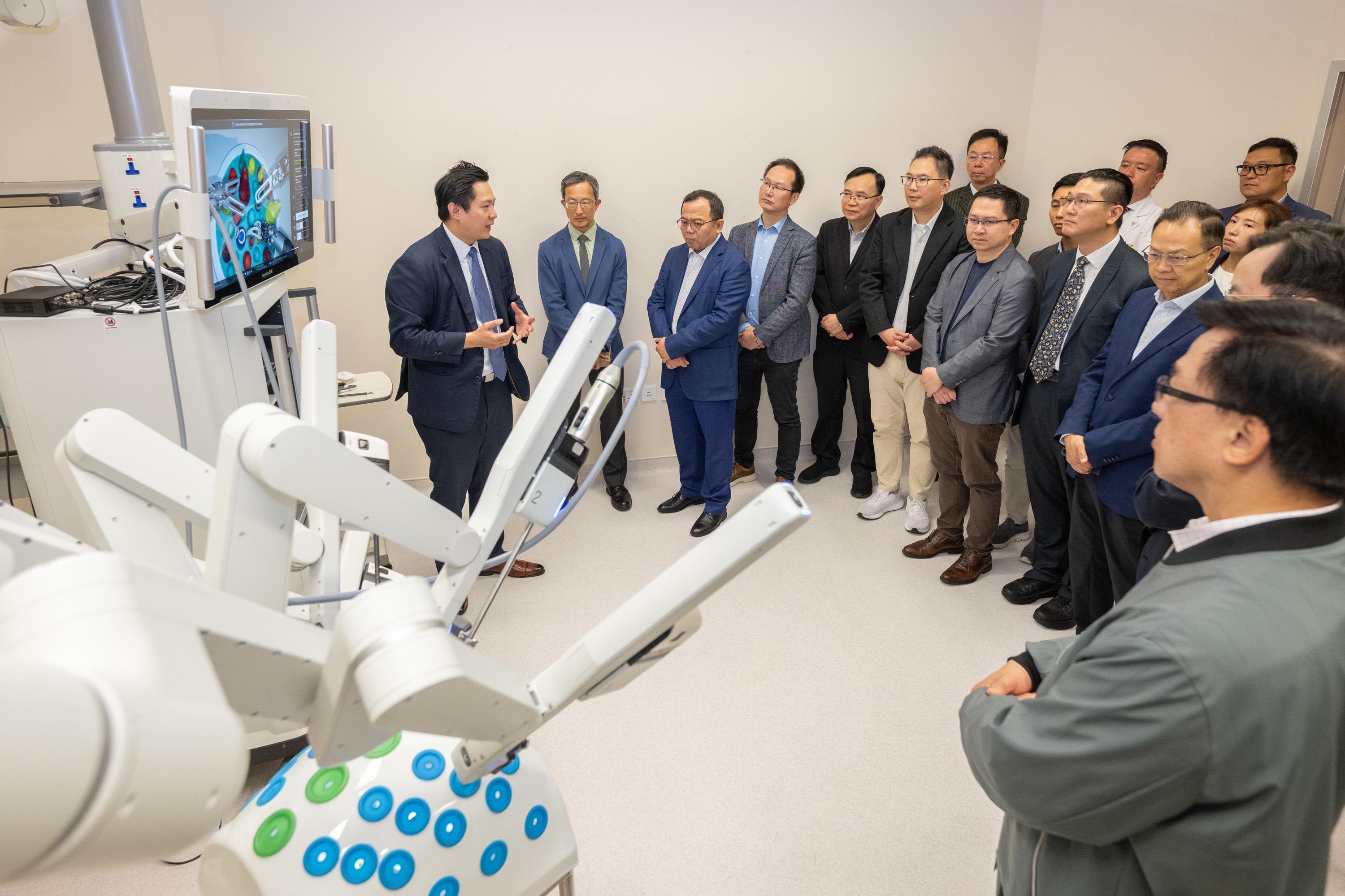 The Legislative Council (LegCo) Panel on Health Services visited the CUHK Medical Centre (CUHKMC) today (April 21). Photo shows LegCo Members gaining understanding on the CUHKMC&rsquo;s surgical robotic system and histotripsy.
