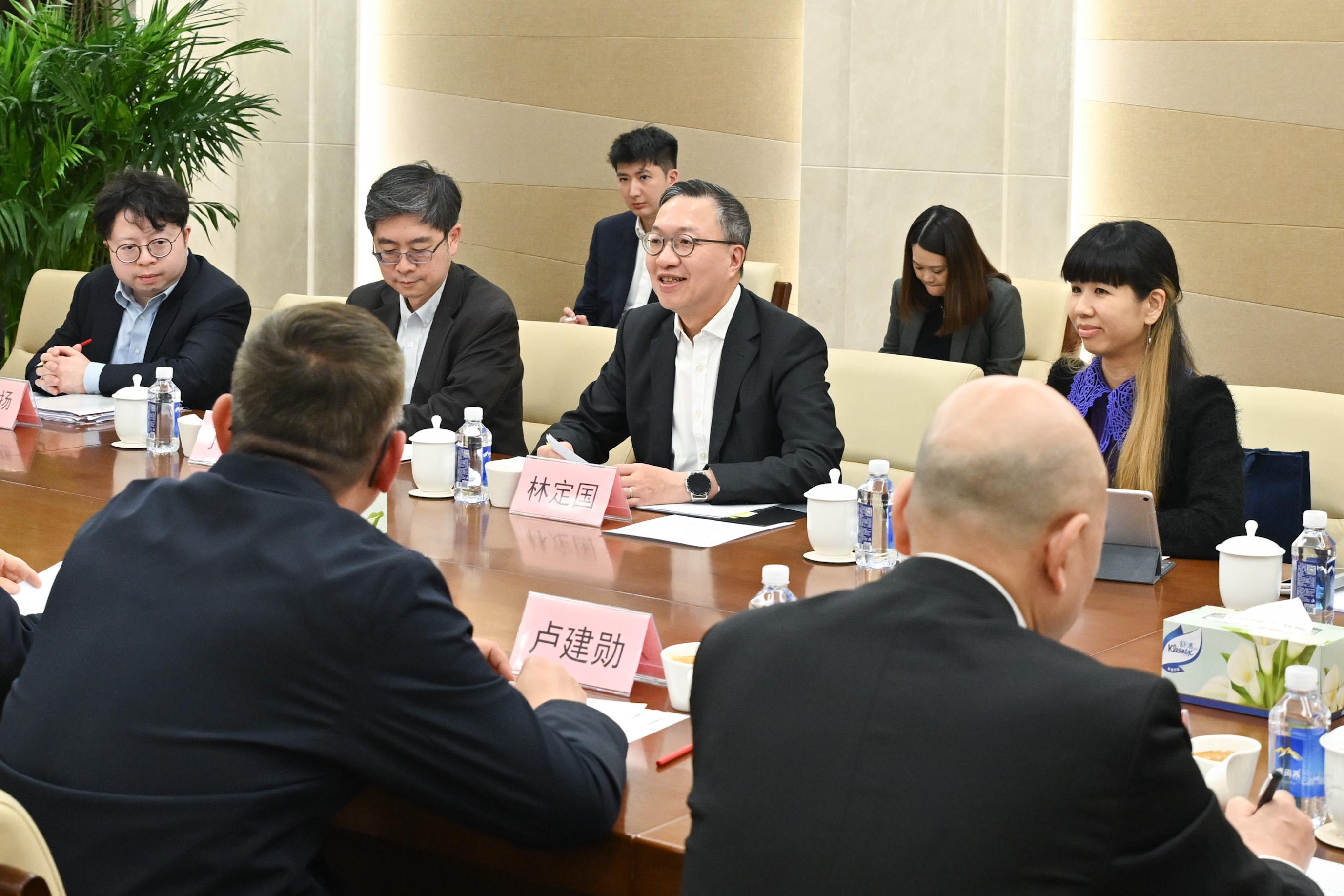 律政司司長林定國資深大律師（右三）四月二十一日與國務院國有資產監督管理委員會官員會面。國際法律專員丁國榮博士（左二）亦有出席。