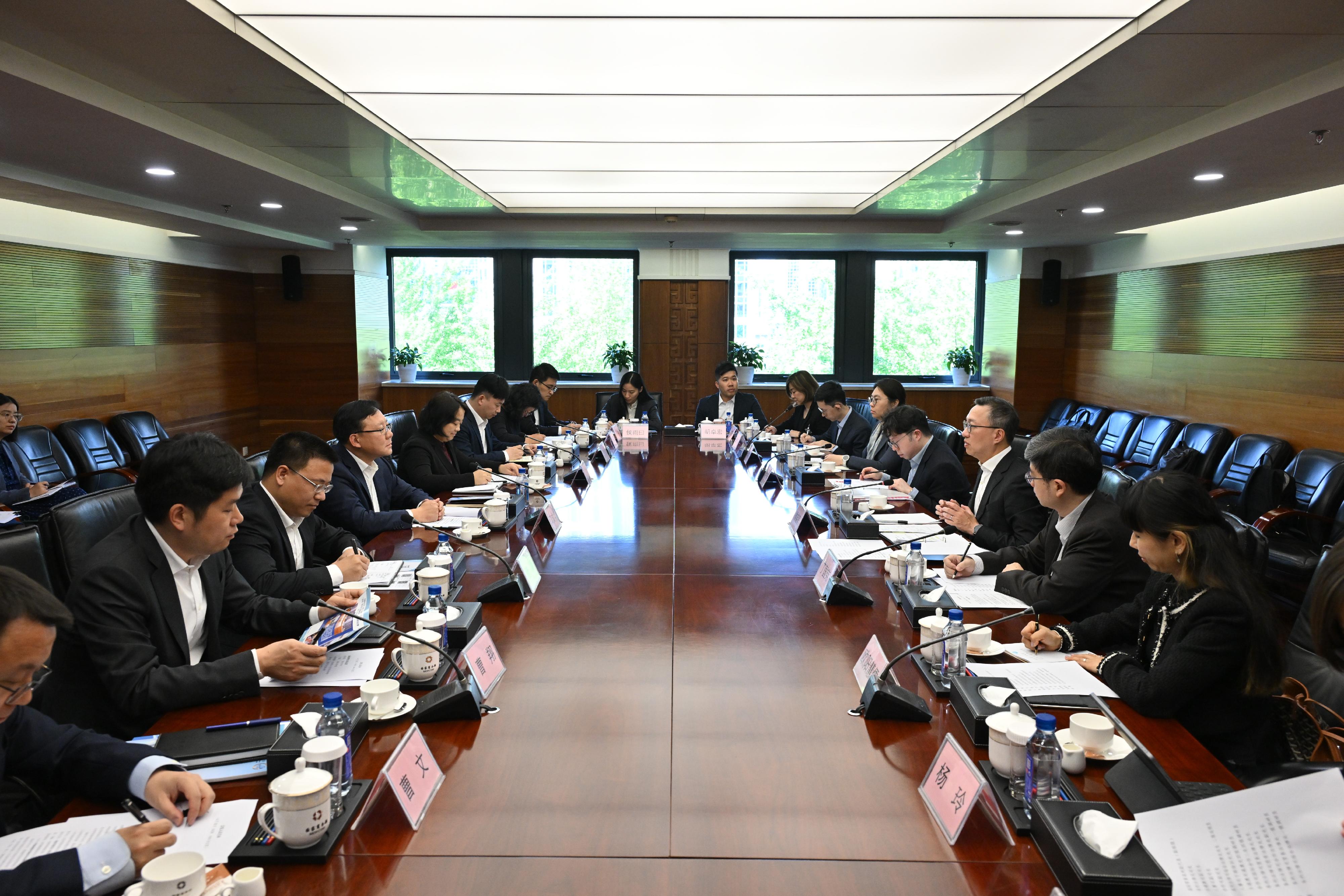 律政司司長林定國資深大律師（右三）四月二十日拜訪商務部，與國際貿易談判副代表蔣成華（左四）就共同關心的議題交流意見。國際法律專員丁國榮博士（右二）亦有出席。