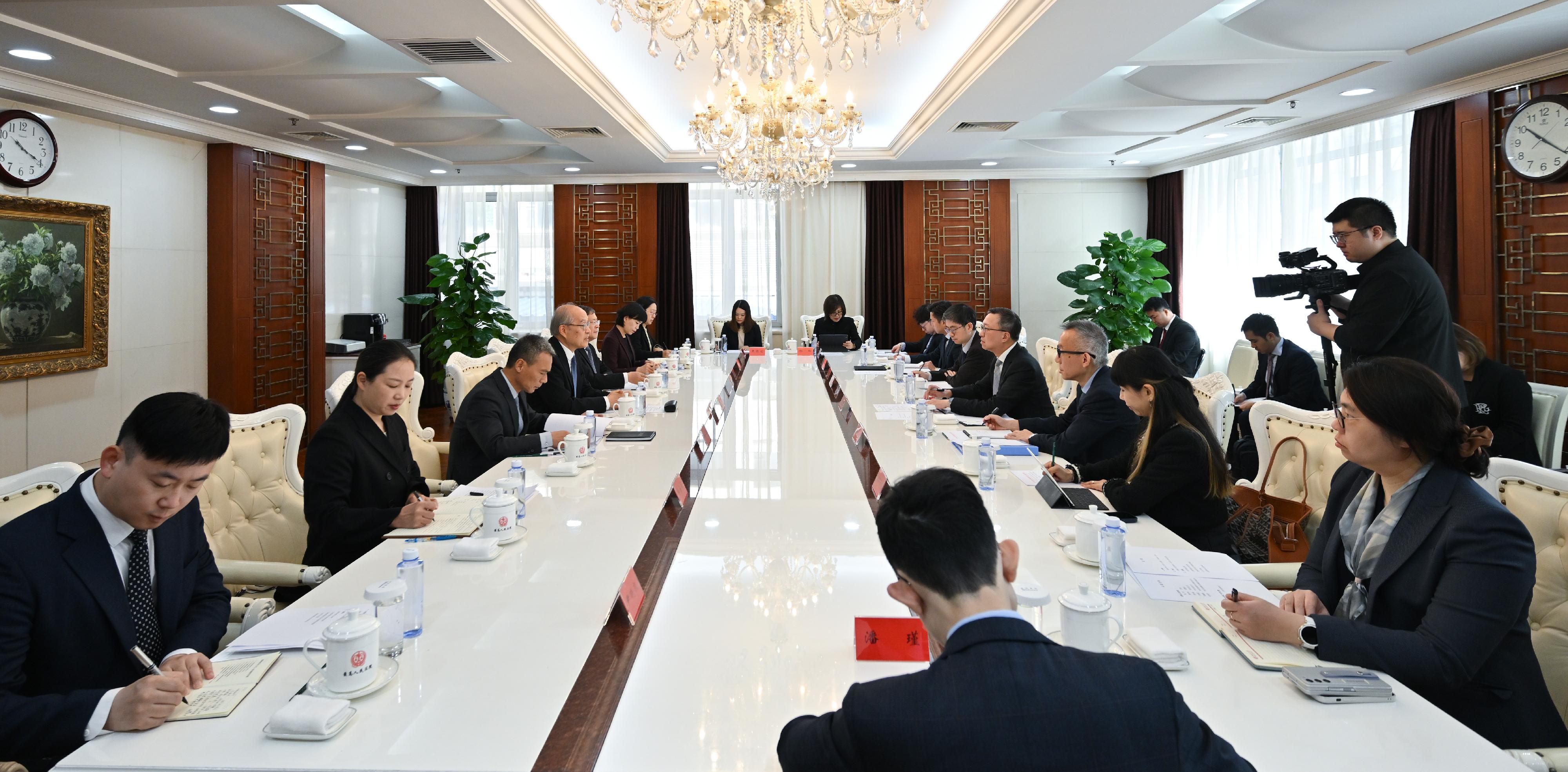 The Secretary for Justice, Mr Paul Lam, SC (fourth right), visited the Supreme People's Court and met with the President of the Supreme People's Court, Mr Zhang Jun (fourth left), and Vice-president of the Supreme People's Court Mr Mao Zhonghua (fifth left), to exchange views on issues of mutual concern on April 20. The Law Officer (International Law), Dr James Ding (fifth right); the Solicitor General, Mr Llewellyn Mui (third right); and the Law Officer (Civil Law), Mr Clifford Tavares (sixth right), also attended the meeting.
