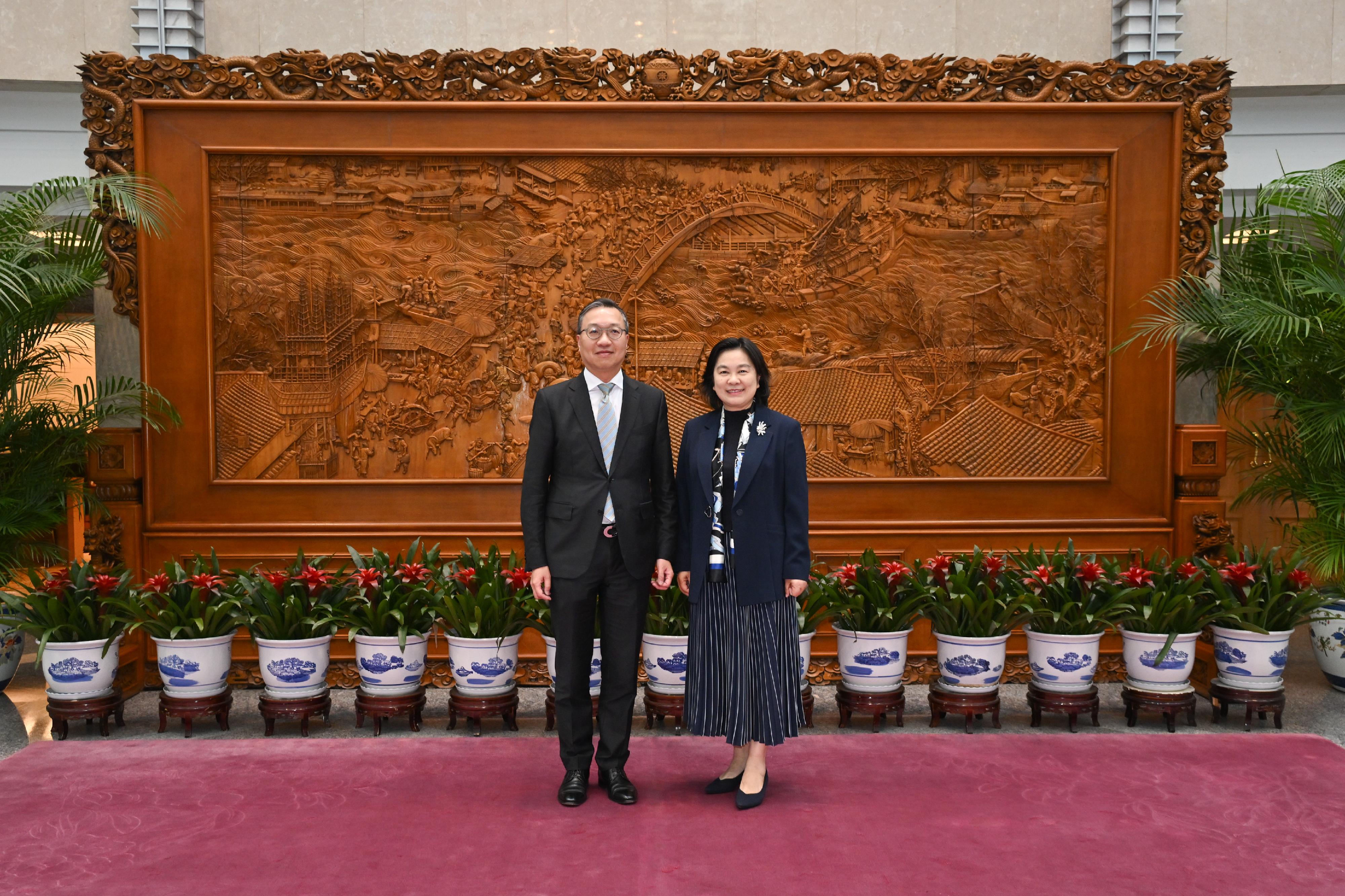 The Secretary for Justice, Mr Paul Lam, SC (left), met with Vice Minister of Foreign Affairs Ms Hua Chunying (right) on April 20.
