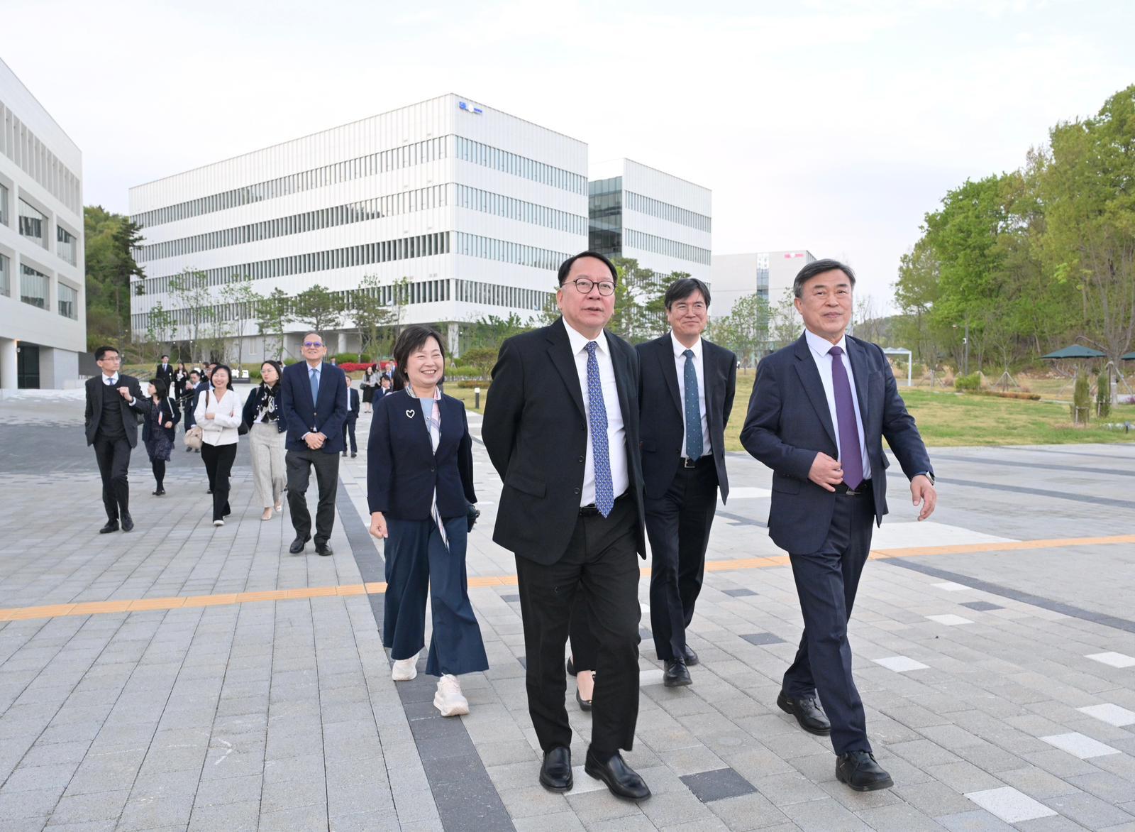 政務司司長陳國基率領「北都發展委員會」轄下「大學城籌劃及建設組」代表團今日（四月二十一日）訪問韓國。圖示陳國基（右三）、教育局局長蔡若蓮博士（右四）及代表團參訪世宗共同校區。