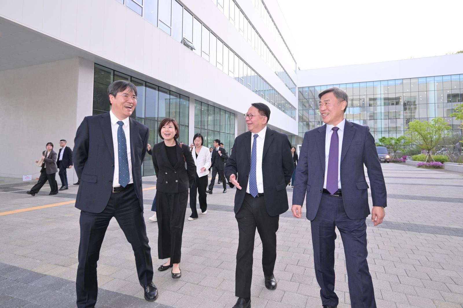 政務司司長陳國基率領「北都發展委員會」轄下「大學城籌劃及建設組」代表團今日（四月二十一日）訪問韓國。圖示陳國基（右二）及代表團參訪世宗共同校區。