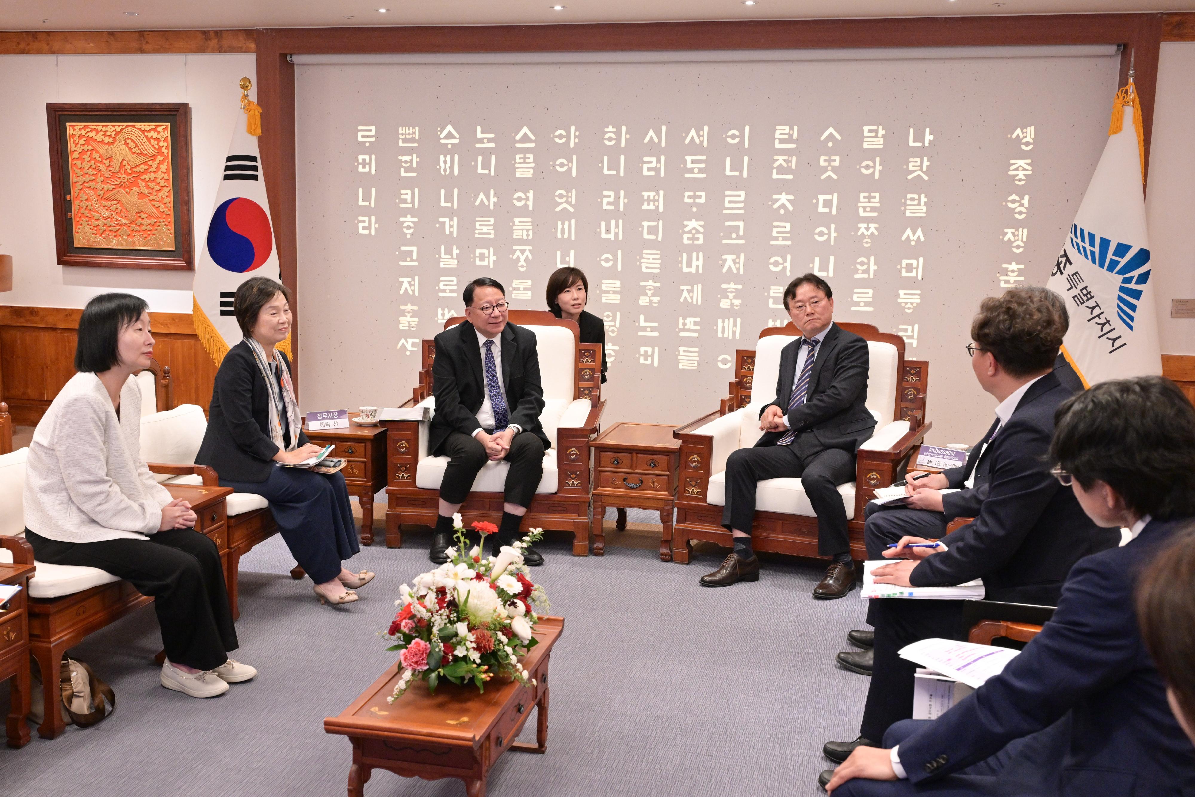 The Chief Secretary for Administration, Mr Chan Kwok-ki, today (April 21) led the delegation of the Working Group on Planning and Construction of the University Town under the Committee on Development of the Northern Metropolis to visit Korea. Photo shows Mr Chan (third left), the Secretary for Education, Dr Choi Yuk-lin (second left), and the delegation exchanging views with the Ambassador for International Relations of the Sejong City Government, Mr Lee Ho-shik (fourth left).