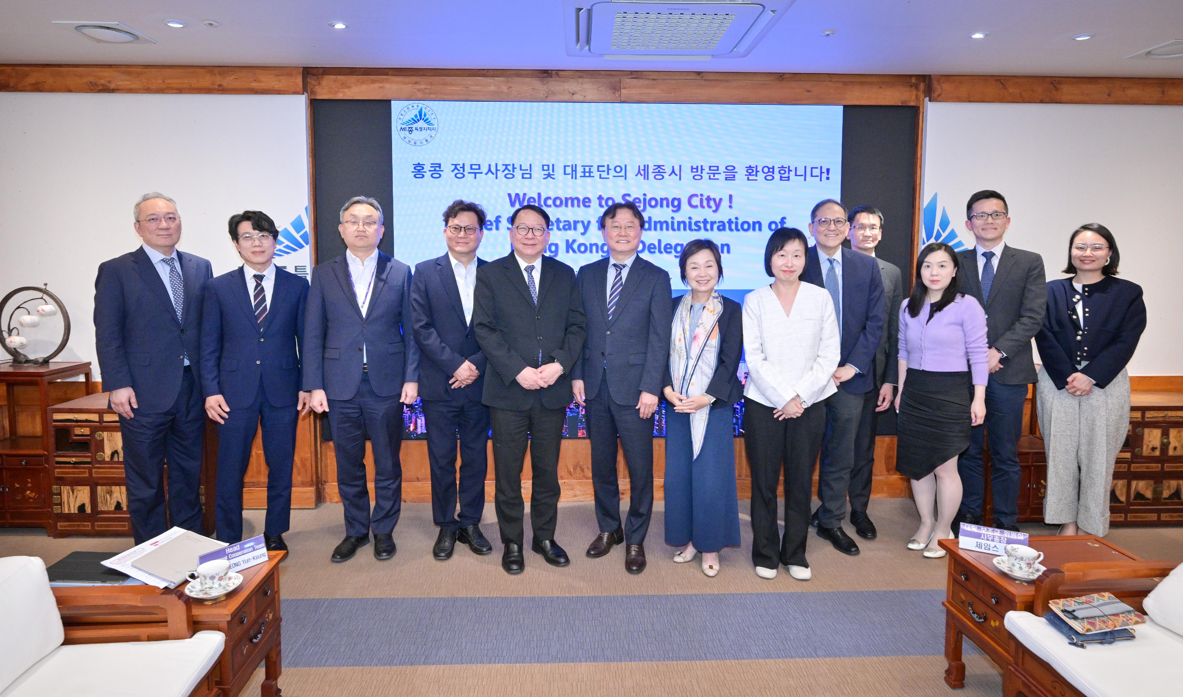 The Chief Secretary for Administration, Mr Chan Kwok-ki, today (April 21) led the delegation of the Working Group on Planning and Construction of the University Town under the Committee on Development of the Northern Metropolis to visit Korea. Photo shows Mr Chan (fifth left), the Secretary for Education, Dr Choi Yuk-lin (seventh left), and the delegation meeting with the Ambassador for International Relations of the Sejong City Government, Mr Lee Ho-shik (sixth left).