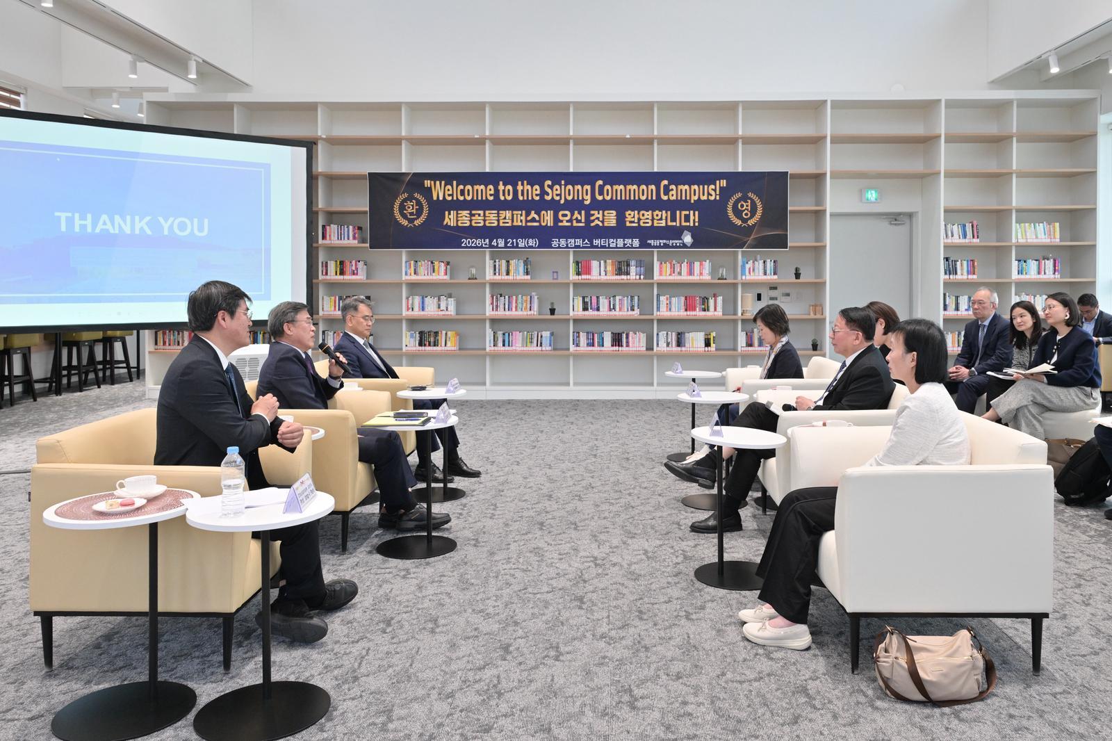 The Chief Secretary for Administration, Mr Chan Kwok-ki, today (April 21) led the delegation of the Working Group on Planning and Construction of the University Town under the Committee on Development of the Northern Metropolis to visit Korea. Photo shows Mr Chan (second right), the Secretary for Education, Dr Choi Yuk-lin (third right), and the delegation visiting the Sejong Common Campus and being briefed on the campus' operation and planning.