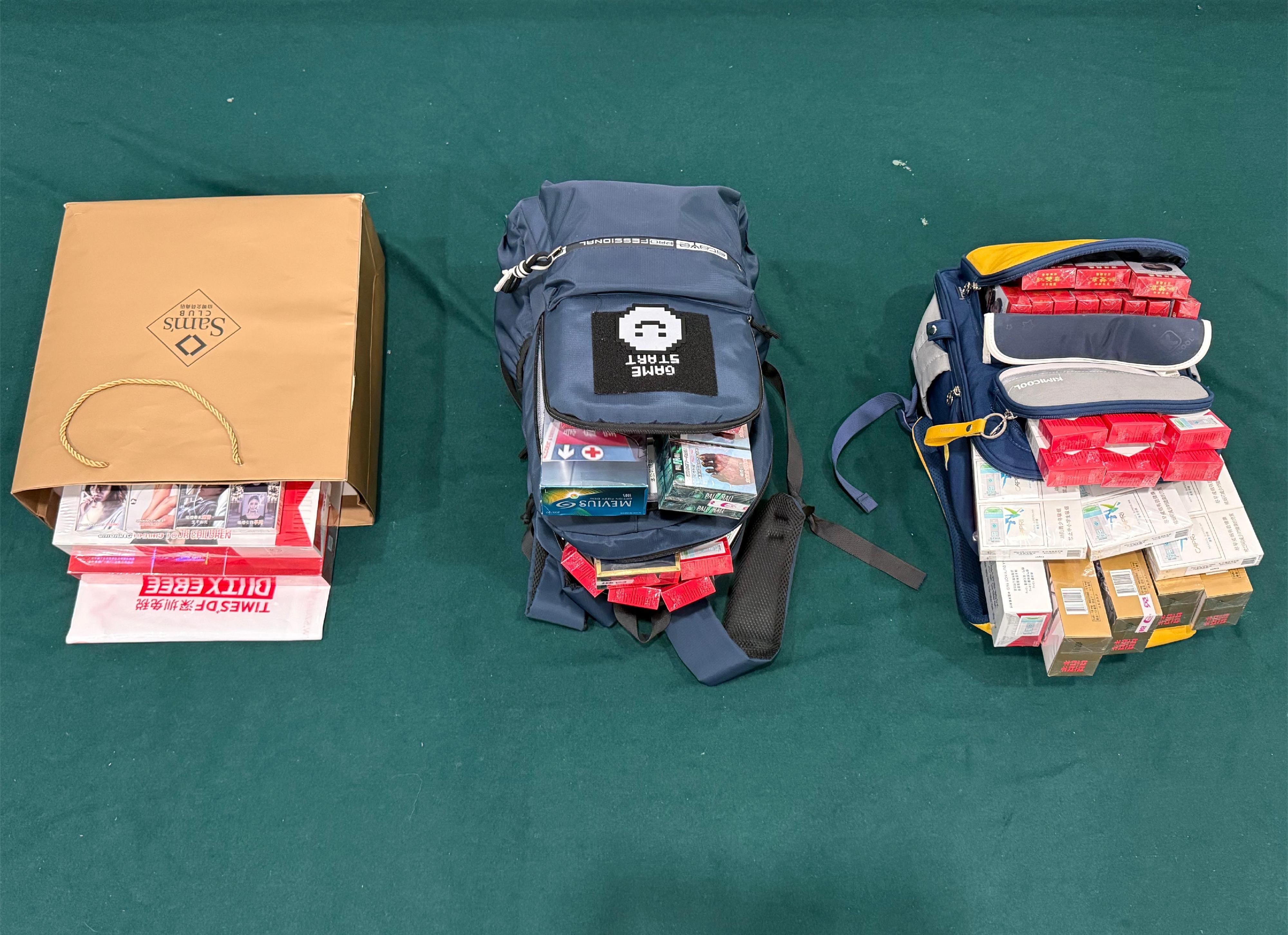 兩名入境旅客因管有未完稅香煙和未有向海關人員作出申報，違反《應課稅品條例》，今日（四月二十一日）在粉嶺裁判法院分別被判處監禁三個月，和監禁六星期及罰款一千元。圖示一名三十四歲入境女旅客的個人行李內檢獲的未完稅香煙。

