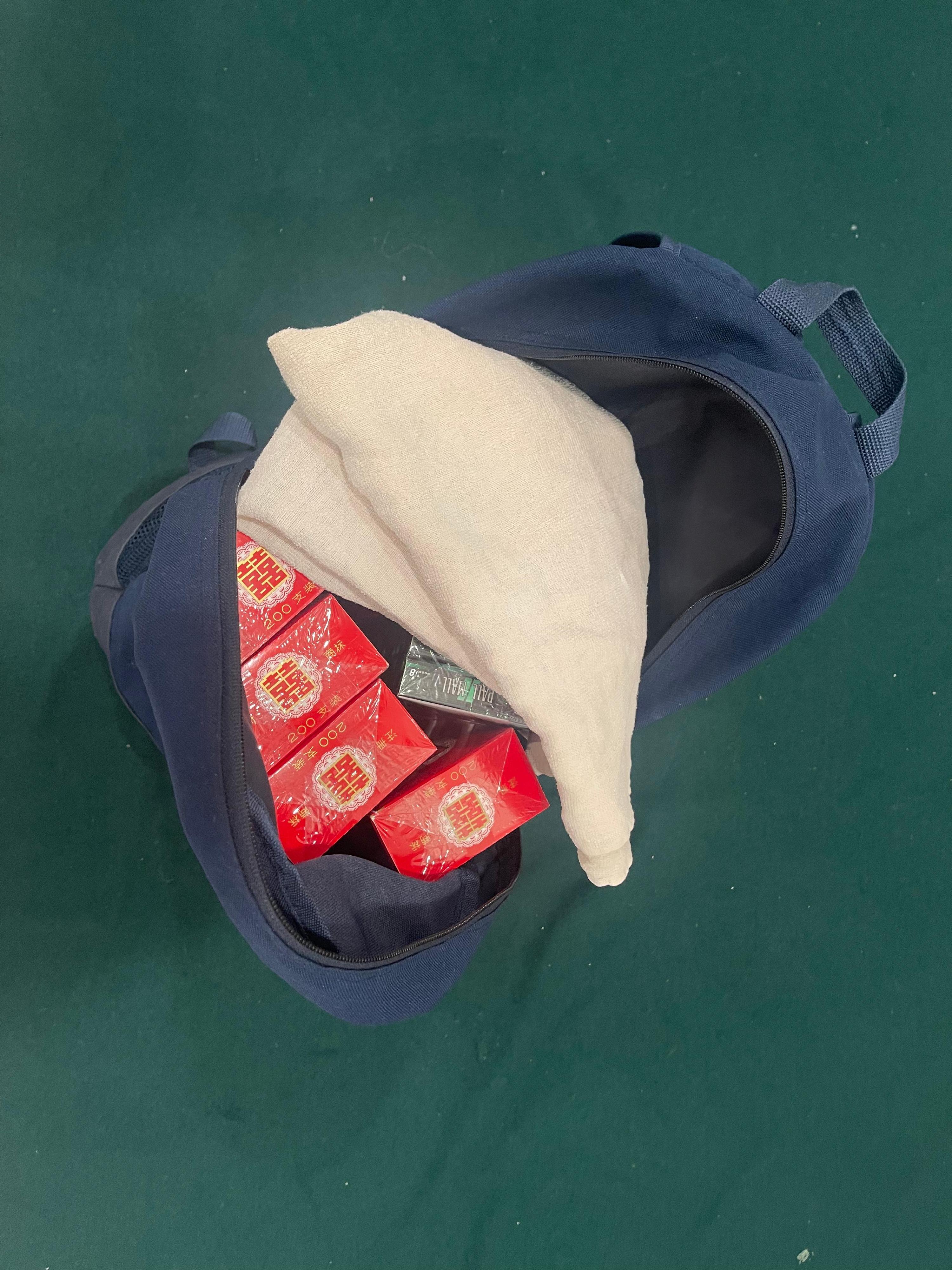 兩名入境旅客因管有未完稅香煙和未有向海關人員作出申報，違反《應課稅品條例》，今日（四月二十一日）在粉嶺裁判法院分別被判處監禁三個月，和監禁六星期及罰款一千元。圖示一名五十四歲抵港男旅客的個人行李內檢獲的未完稅香煙。

