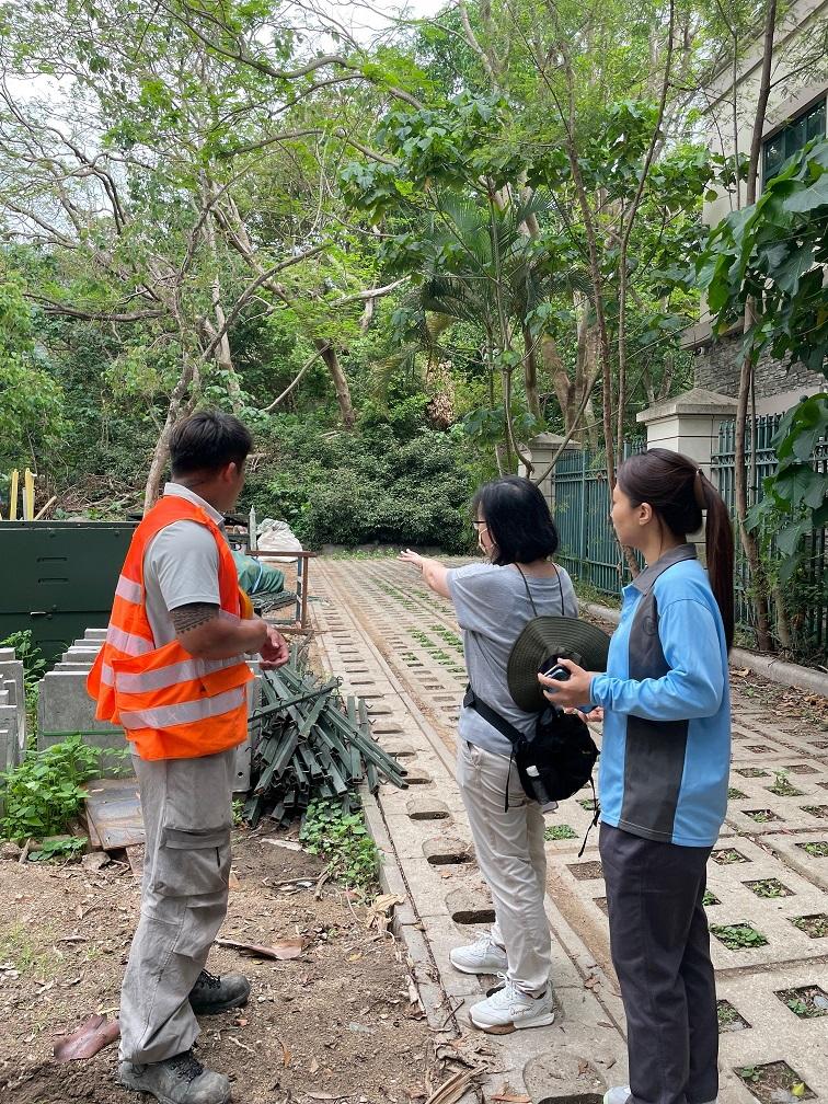 The Centre for Health Protection (CHP) of the Department of Health is today (April 21) investigating the first local case of dengue fever in Hong Kong this year, and is working with various government departments to implement appropriate prevention and control measures. Photo shows a staff of the CHP and a staff of the Food and Environmental Hygiene Department conducting inspection in the vicinity of the patient's workplace.