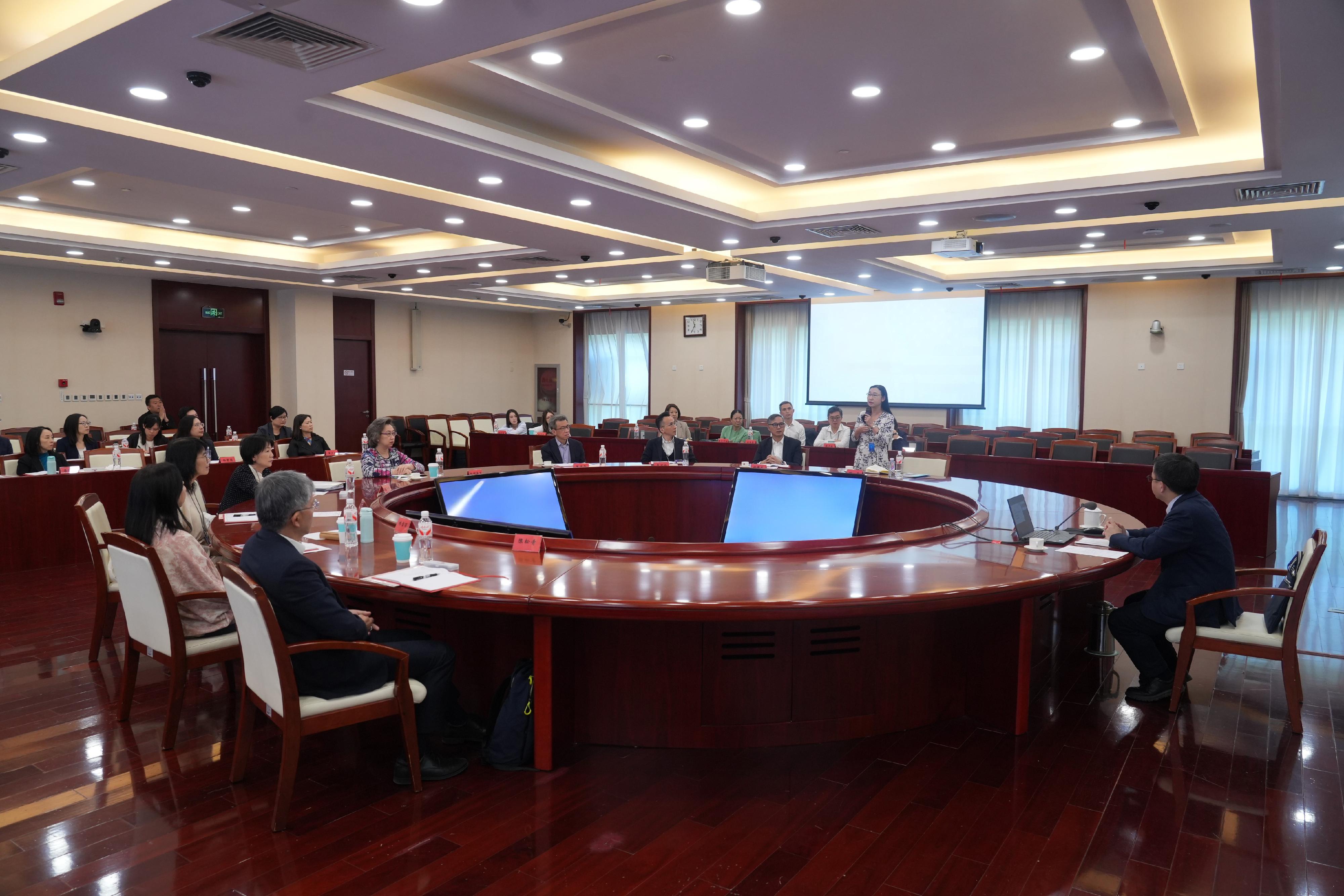 The delegation of Permanent Secretaries and Heads of Departments of the Hong Kong Special Administrative Region Government for a national affairs study continued their programme in Beijing today (April 21). The Director of Institute of American Studies, China Institutes of Contemporary International Relations, Mr Chen Wenxin (first right), gave an analysis of the international situation and China - United States Relations for the participants at the National Academy of Governance this morning. Photo shows the Permanent Secretary for Labour and Welfare, Ms Alice Lau (second right), sharing takeaways from the study.