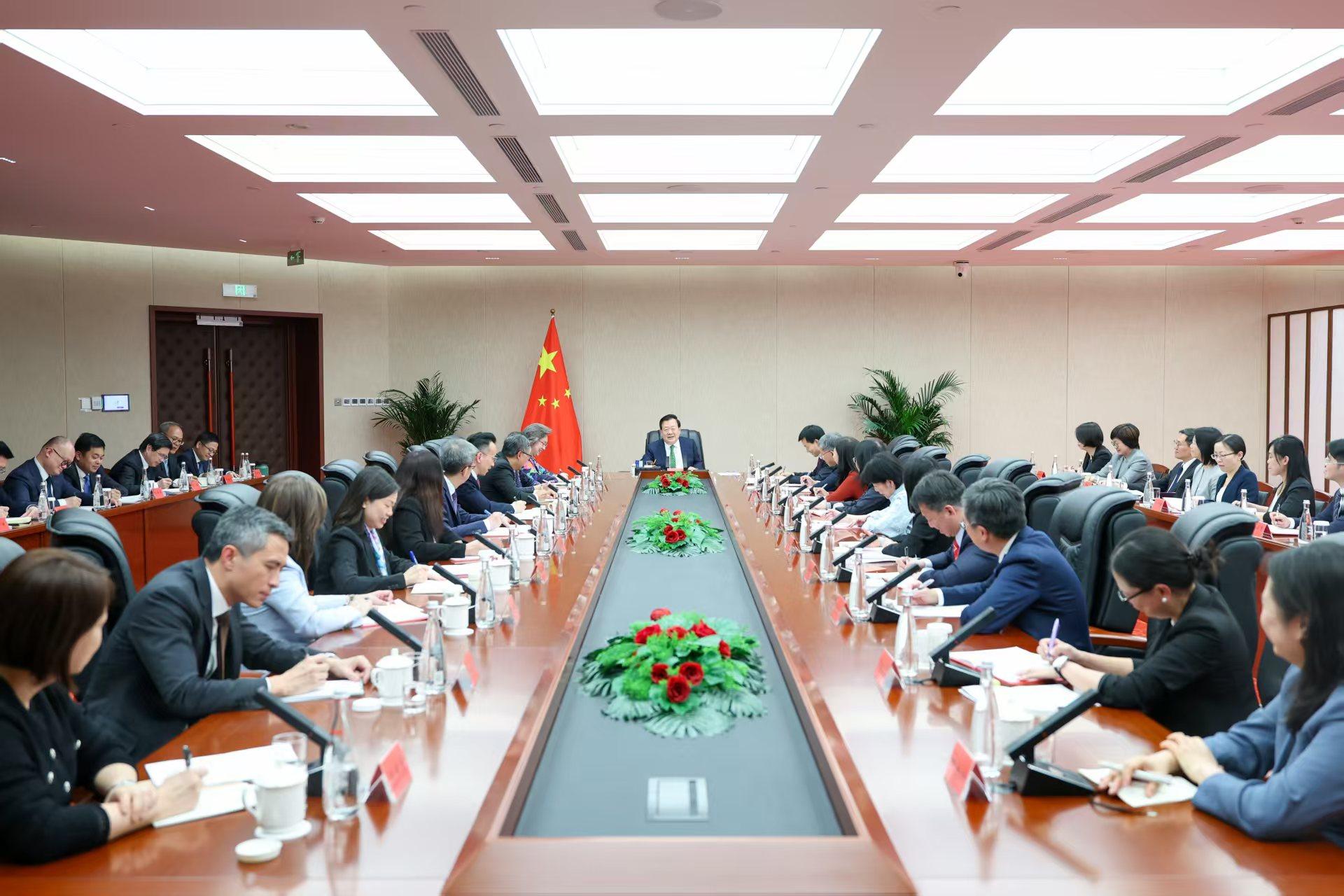The Director of the Hong Kong and Macao Work Office of the Communist Party of China Central Committee and the Hong Kong and Macao Affairs Office (HKMAO) of the State Council, Mr Xia Baolong (centre) had an exchange meeting with the delegation of Permanent Secretaries and Heads of Departments of the Hong Kong Special Administrative Region Government for a national affairs study this afternoon (April 21). 