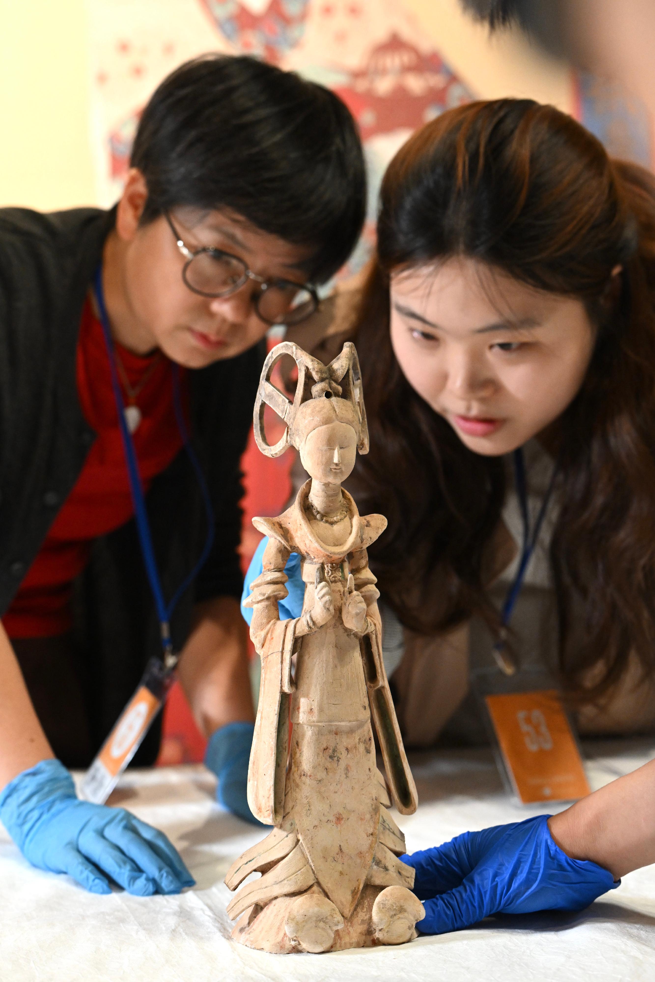 "The Hong Kong Jockey Club Series: Prosperity and Magnificence - Civilisation of the Sui and Tang Dynasties in Shaanxi Province" exhibition will be held at the Hong Kong Museum of History from April 25 to August 24. Photo shows a grade-one national treasure, a painted female figurine of a dancer with a double-looped bun from the Tang dynasty, from a collection of the Changwu County Museum. The figurine is of a tall, slender lady, with sloping shoulders and a tiny waist. Her hair is styled in a double spiral bun, and she looks light-hearted and lively, representing highly fashionable young women in the early to high Tang period, and reflecting the standards of female beauty at that time.