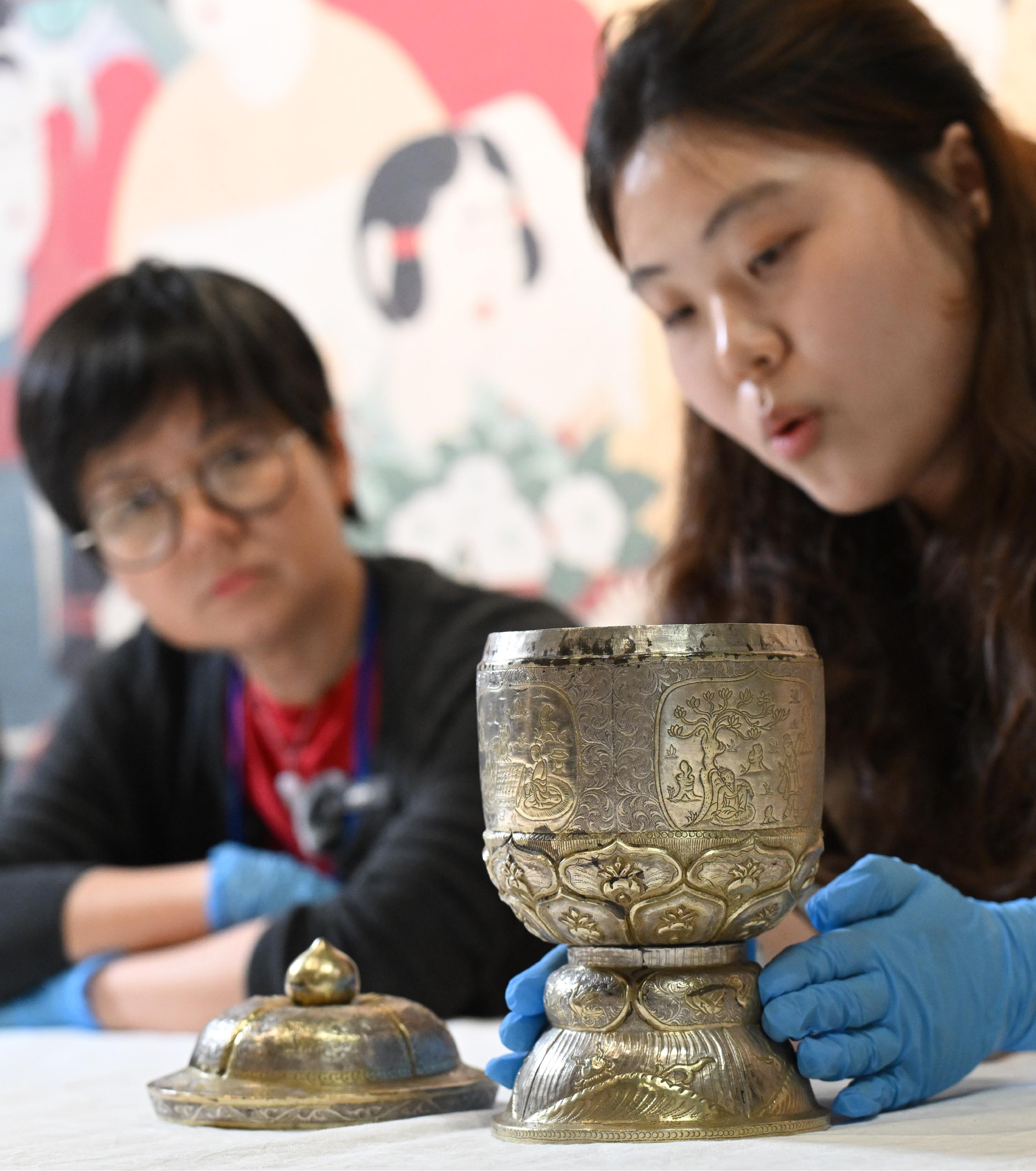 "The Hong Kong Jockey Club Series: Prosperity and Magnificence - Civilisation of the Sui and Tang Dynasties in Shaanxi Province" exhibition will be held at the Hong Kong Museum of History from April 25 to August 24. Photo shows a grade-one national treasure, a silver-gilt incense caddy with scenes showing human figures from the Tang dynasty, from a collection of the Famen Temple Museum. Xiangbaozi (silver-gilt incense caddies with scenes showing human figures) were standard parts of the set used by the Tang people in making offerings of incense. The lid of this incense caddy features a raised surface divided into four petals, each adorned with a flying lion. Its background is of scrolling vines. The lid fits snugly onto the body, divided into four sinuously curving arched panels. Each panel shows a scene from a famous classical story.

