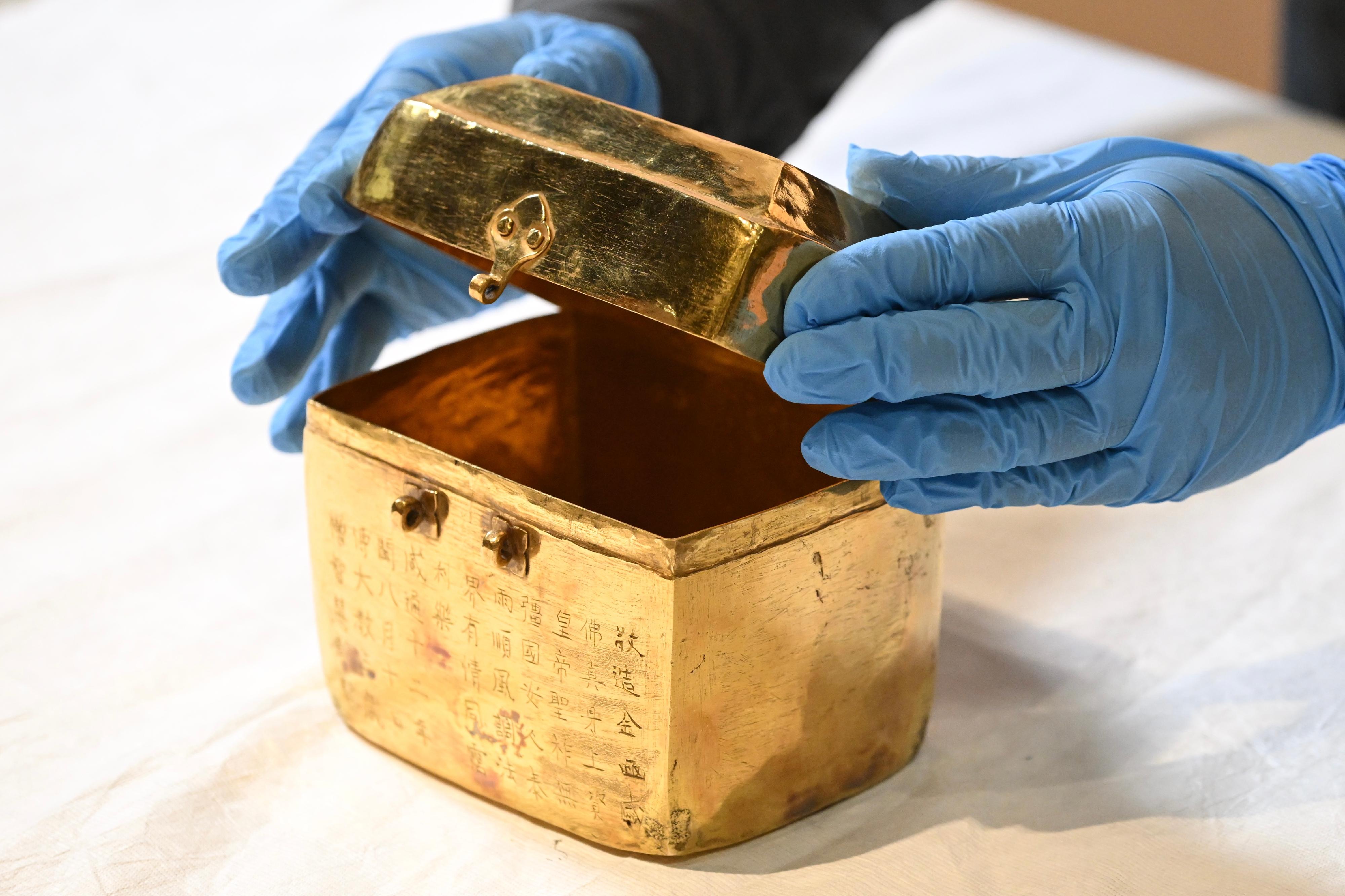 "The Hong Kong Jockey Club Series: Prosperity and Magnificence - Civilisation of the Sui and Tang Dynasties in Shaanxi Province" exhibition will be held at the Hong Kong Museum of History from April 25 to August 24. Photo shows a grade-one national treasure, a pure gold reliquary casket with its roof-curb-shaped lid from the Tang dynasty, from a collection of the Famen Temple Museum. On the front of the casket, there is an engraved inscription reflecting the wish for peace, prosperity, and good weather.

