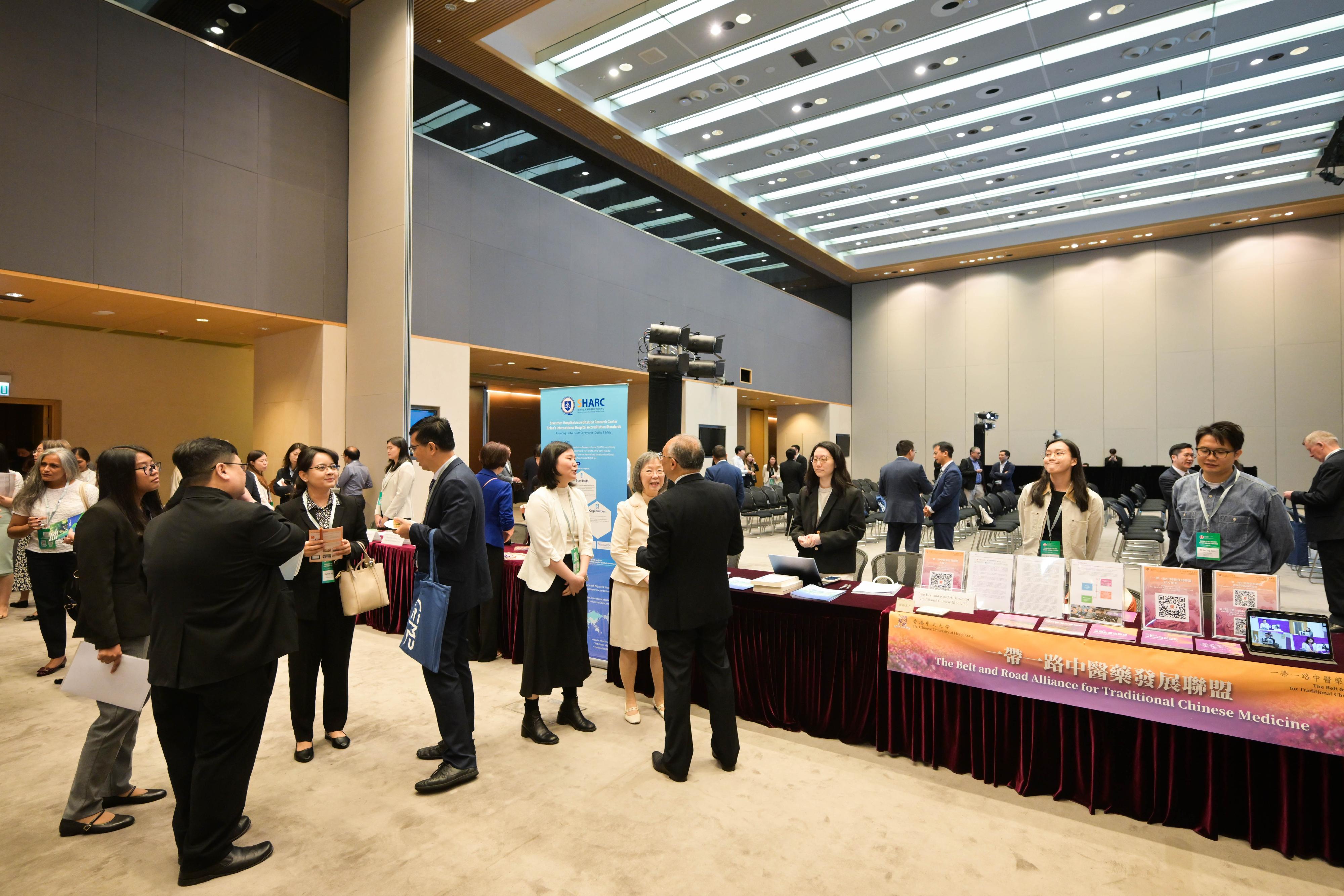 The Seminar on Belt and Road Capacity Building Platforms was held today (April 22). Photo show participants of the seminar learning more about capacity-building programmes, exchanging views and exploring collaboration opportunities.
