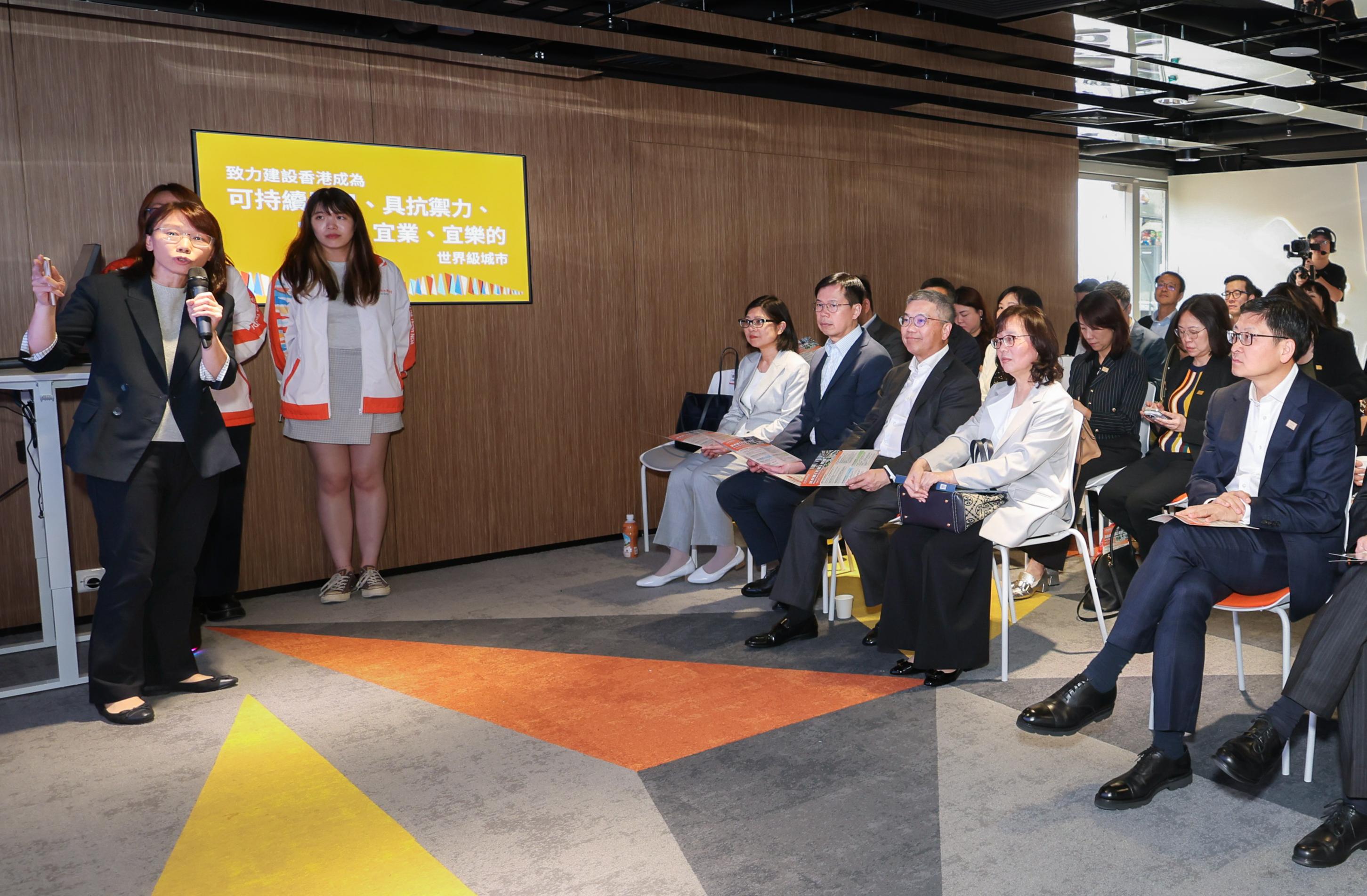 香港金融管理局與香港銀行公會今日（四月二十二日）宣布共同成立「北部都會區金融諮詢工作小組」，探討從融資方面積極配合北部都會區發展。圖示「北部都會區金融諮詢工作小組」聽取發展局副秘書長翁佩雲（左一）介紹北都整體規劃及最新進展。