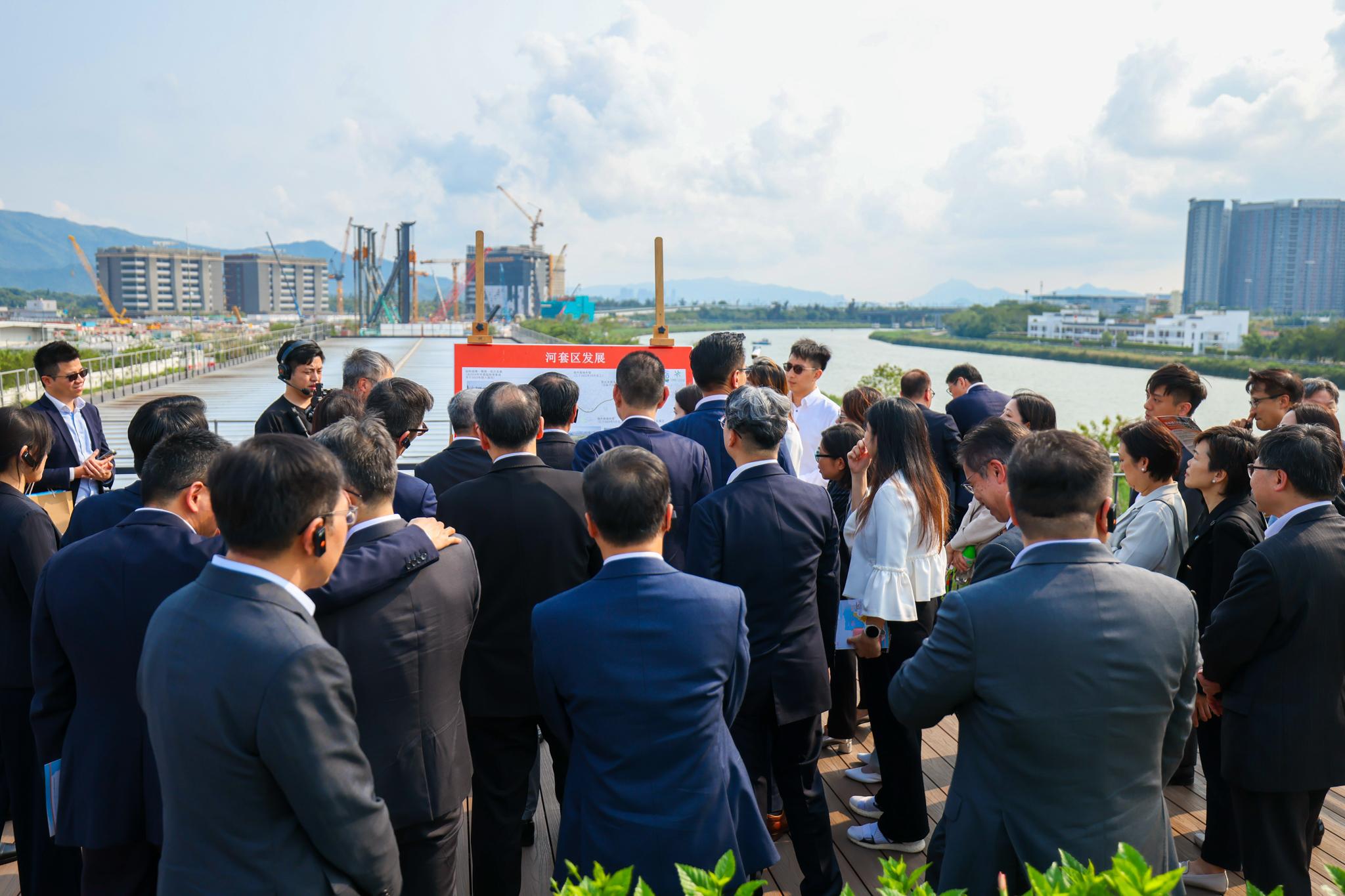 The Hong Kong Monetary Authority and the Hong Kong Association of Banks announced today (April 22) the joint establishment of the Northern Metropolis Financial Advisory Taskforce, exploring financing solutions that support the development of the Northern Metropolis. Photo shows the Northern Metropolis Financial Advisory Taskforce visiting the Innohub at the Loop.